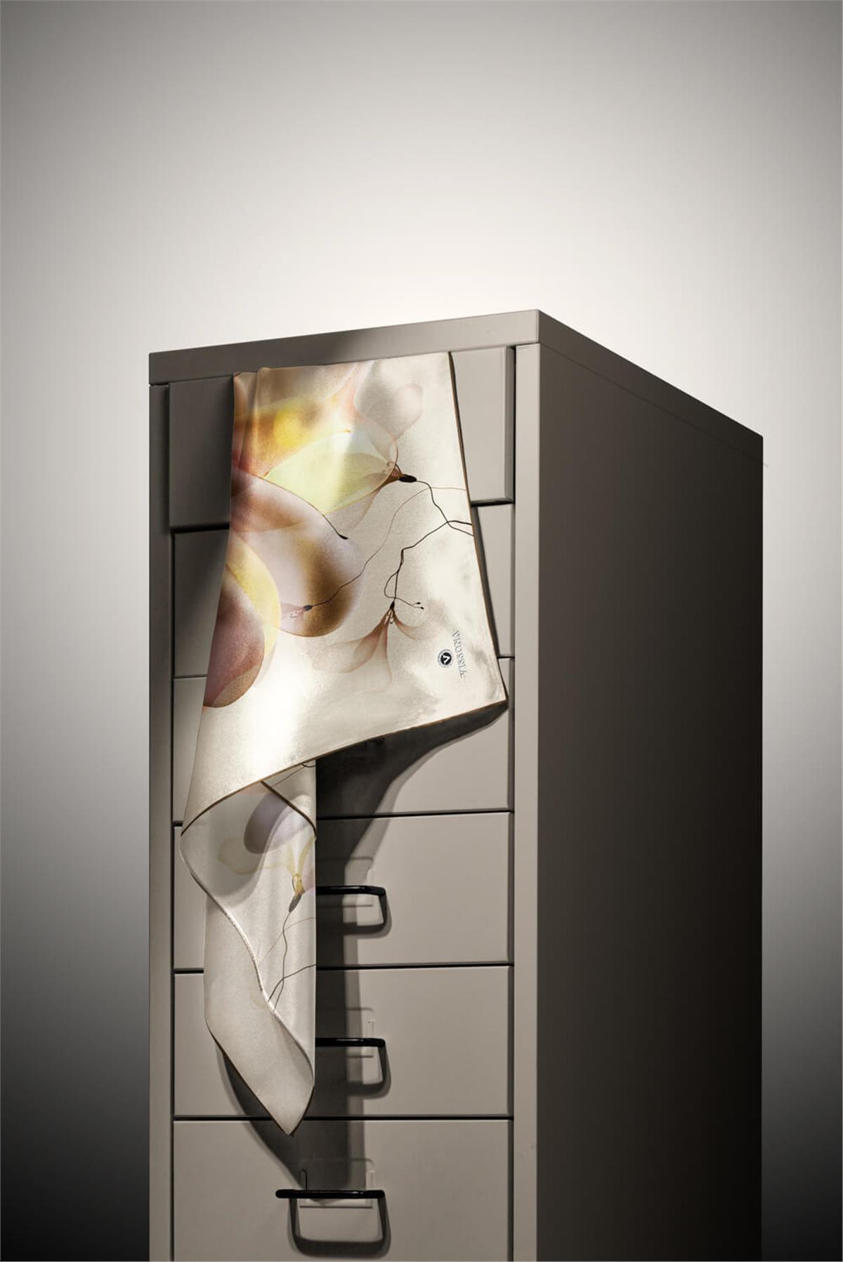 %100 Twill İpek Büyük Çiçek Desenli Kahverengi - Krem Renkli 90x90 Eşarp Dikim Şekli : El Dikişi