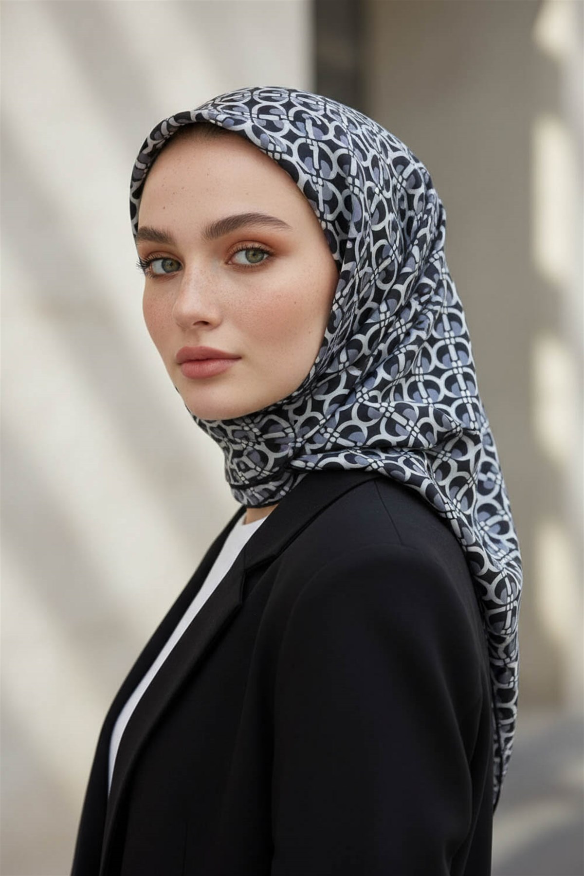 %100 Twill İpek Geometrik Desenli Siyah - Füme Renkli 90x90 Eşarp Dikim Şekli : El Dikişi
