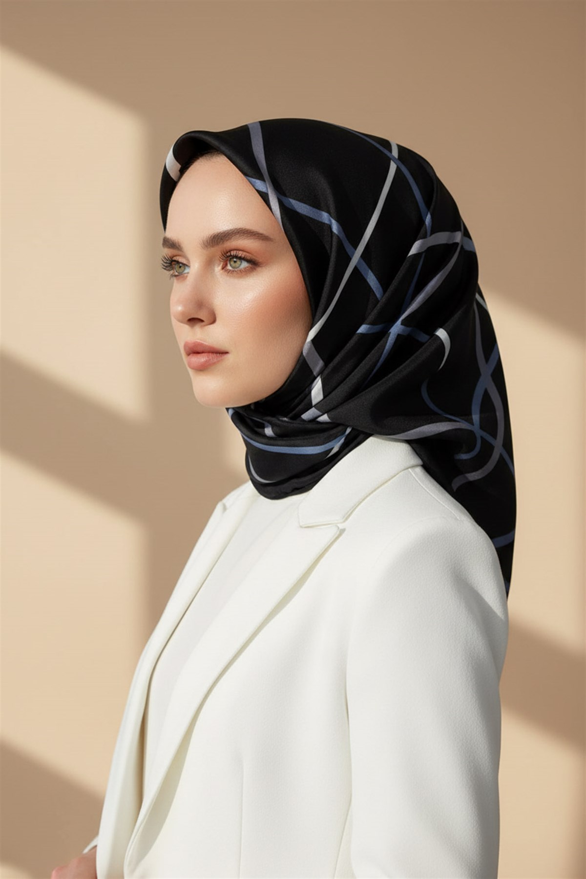 %57 İPEK %43 VİSKON Twill İpek Çizgili Desenli Siyah - İndigo Renkli 90x90 Eşarp Dikim Şekli : El Dikişi