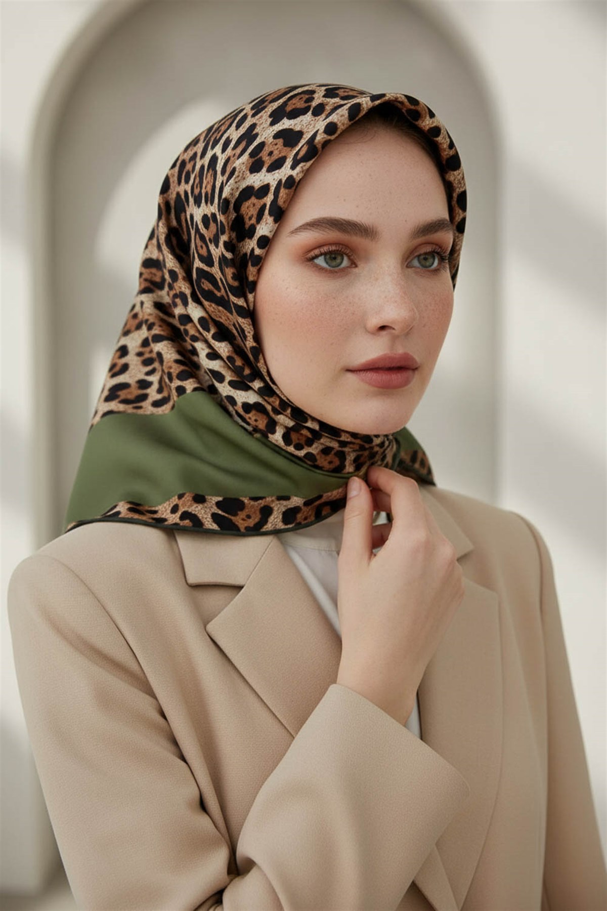 %100 Twill İpek Leopar Desenli Haki Renkli 90x90 Eşarp Dikim Şekli : El Dikişi