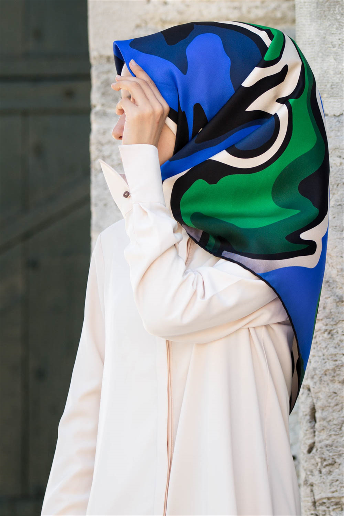 % 57 İPEK % 43 VİSKON Twill İpek Dalga Desenli Saks - Zümrüt Yeşili Renkli 90x90 Dikim Şekli : El Dikişi Eşarp