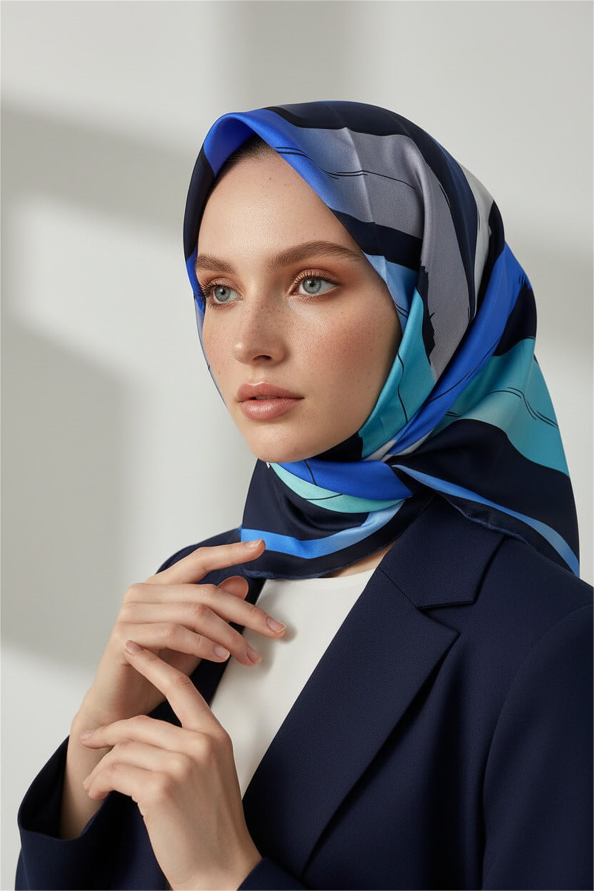 %100 Twill İpek Geometrik Fırça İzi Desenli Lacivert - Saks Renkli 90x90 Eşarp Dikim Şekli : El Dikişi