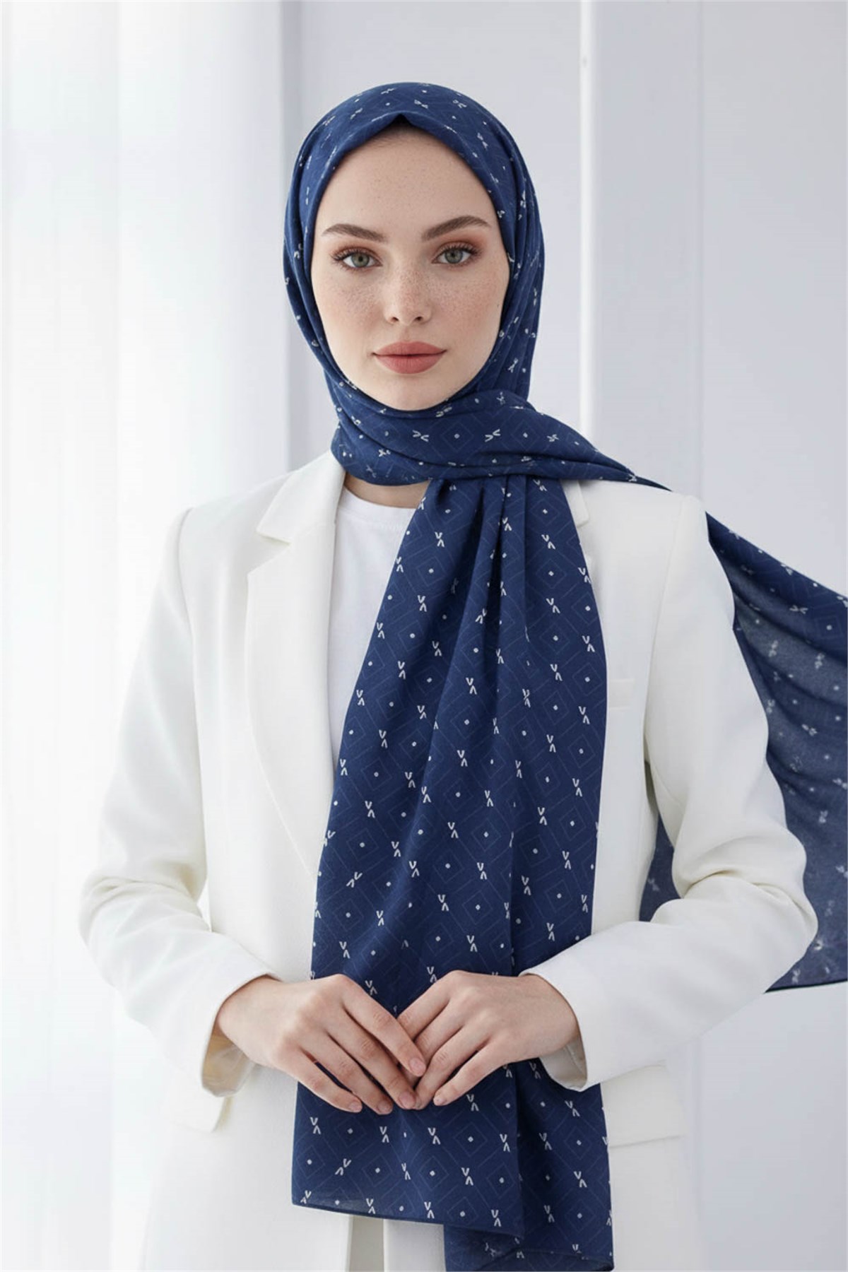 KREP GEOMETRİK DESENLİ LACİVERT RENKLİ 75X195 KIRIŞMAZ ŞAL