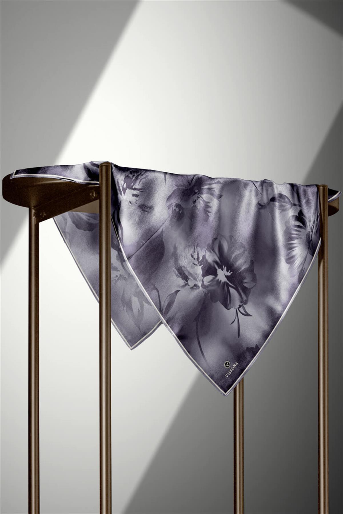 % 57 İPEK % 43 VİSKON Twill İpek Çiçek Desenli Gümüş Renkli 90x90 Dikim Şekli : El Dikişi Eşarp