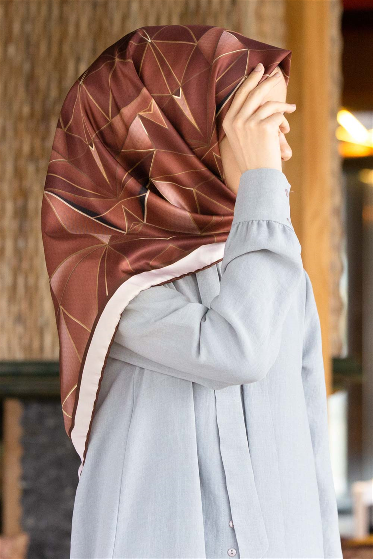 Twill Geometrik Desenli Vizon Renkli 90x90 Eşarp (İpek İçermez) Kenar Dikiş Şekli El Dikişli