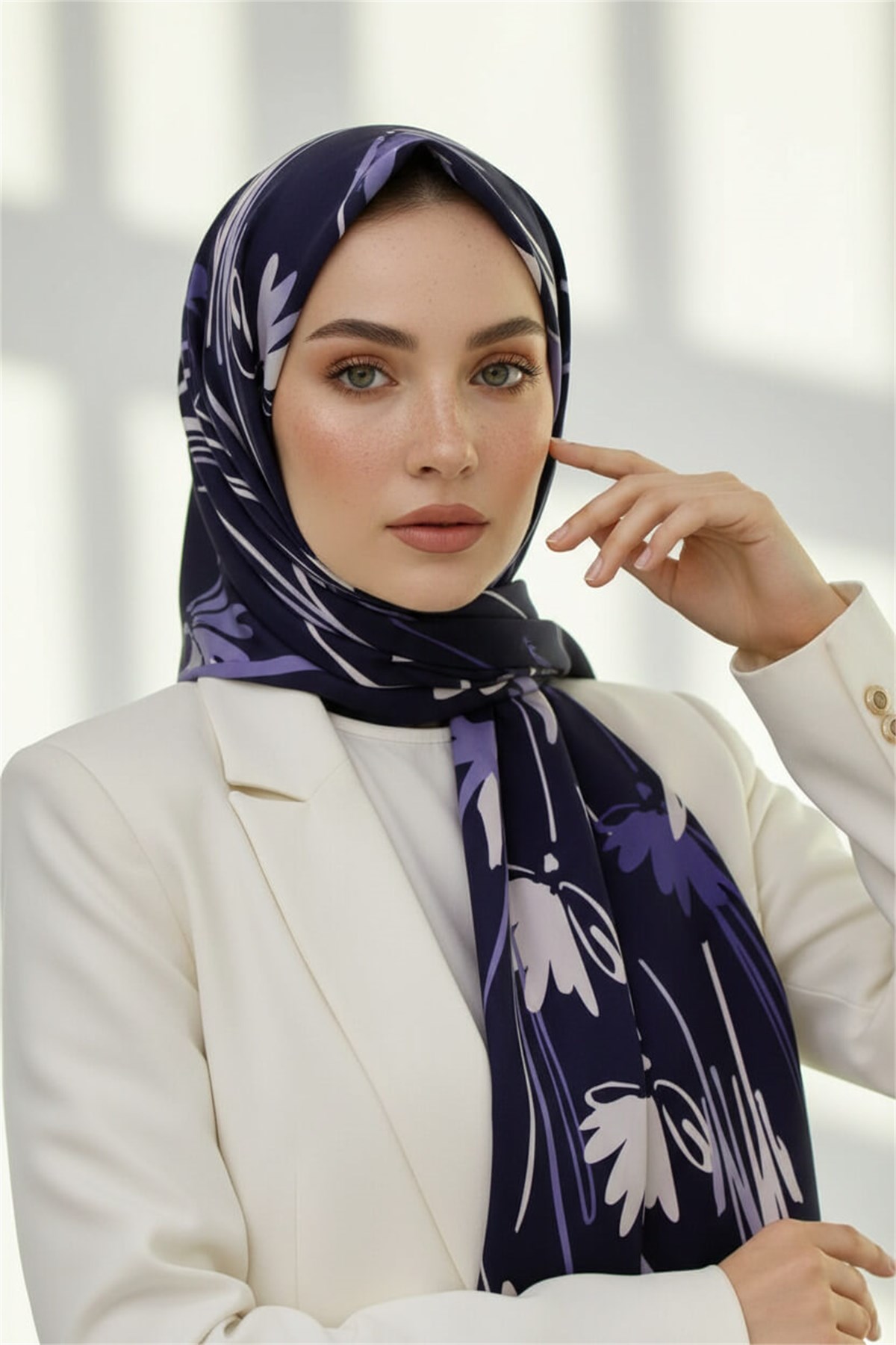 KREP ÇİÇEK DESENLİ LACİVERT RENKLİ 75X195 KIRIŞMAZ ŞAL