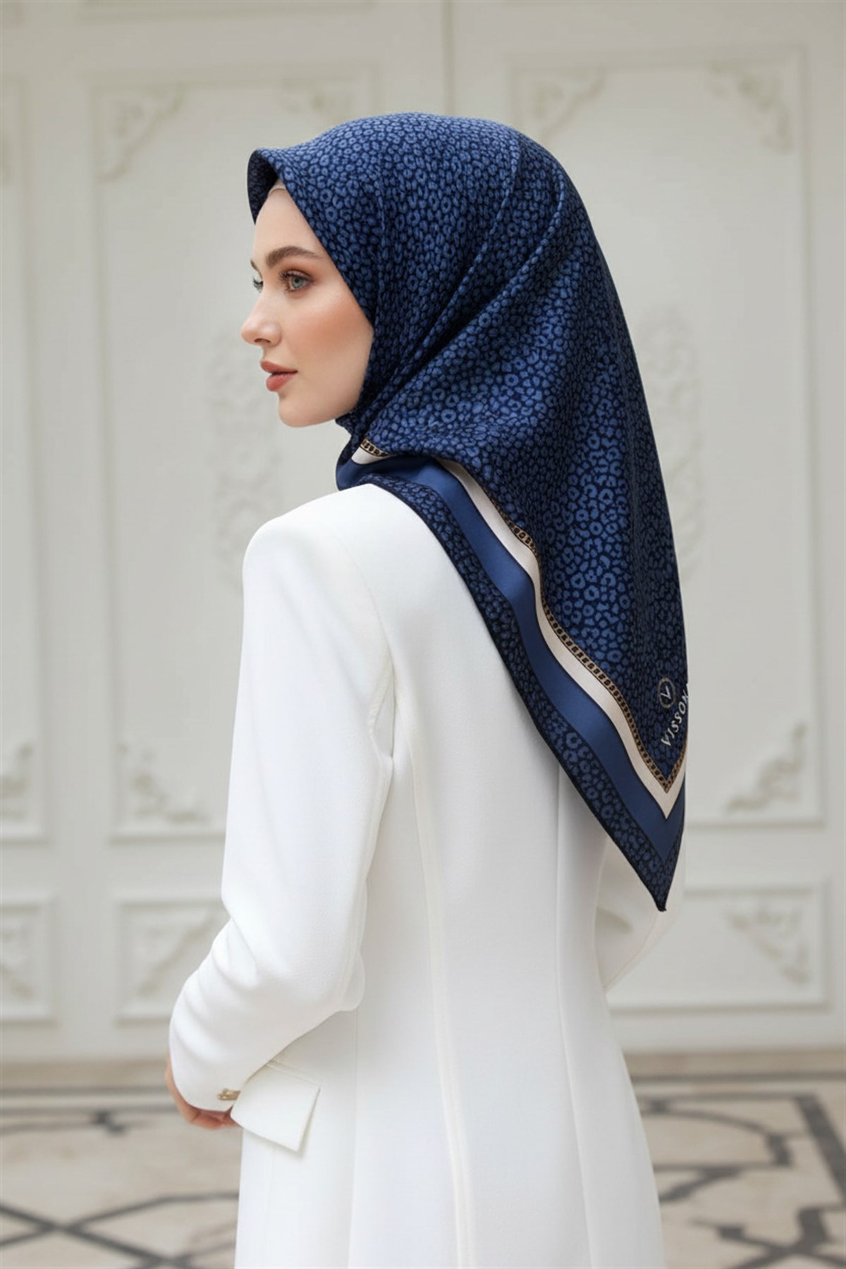 % 57 İPEK % 43 VİSKON Twill İpek Leopar Desenli Lacivert - İndigo Renkli 90x90 Eşarp Dikim Şekli : El Dikişi