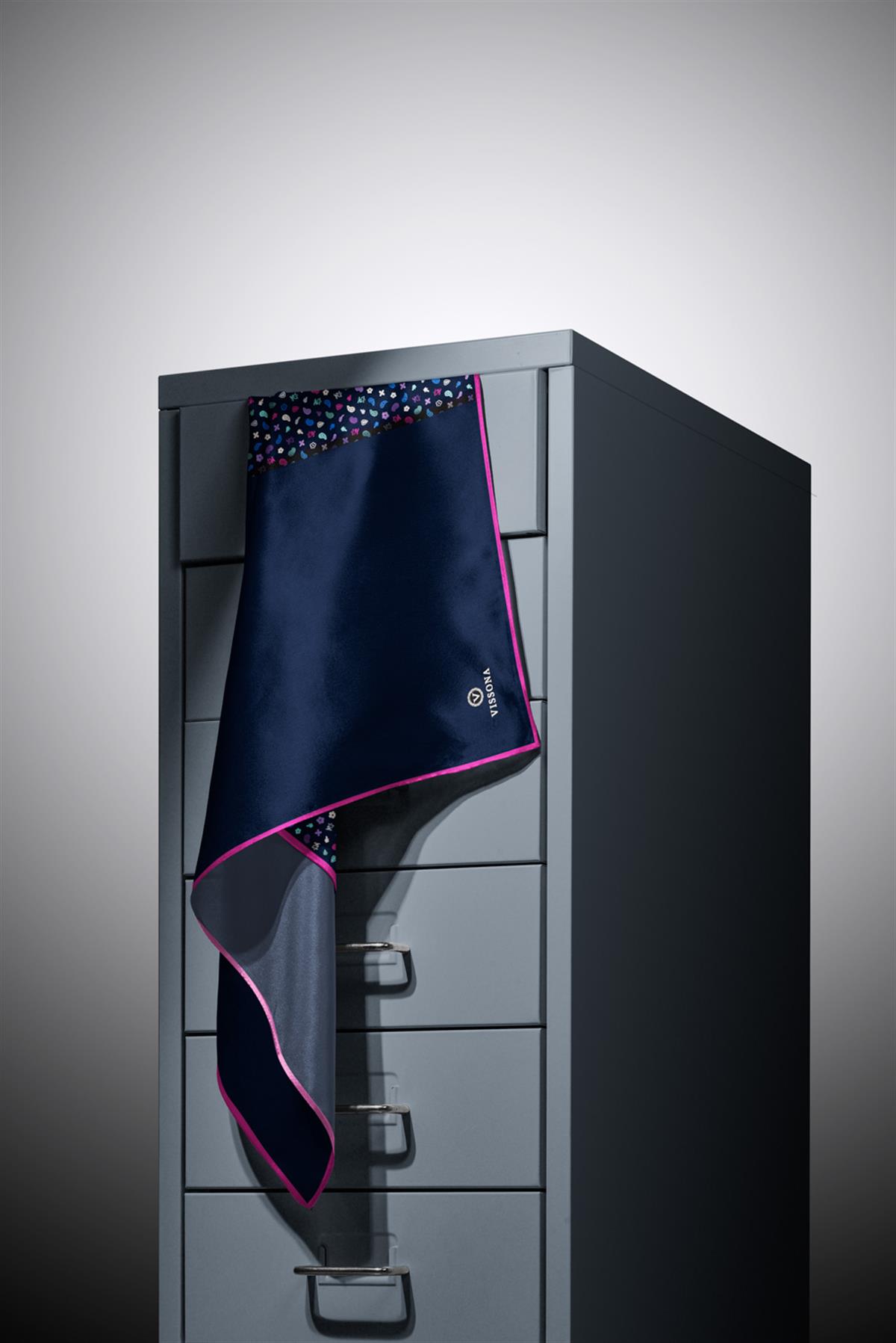 %100 Twill İpek Çıtır Şerit Desenli Lacivert - Fuşya Renkli 90x90 Eşarp Dikim Şekli : El Dikişi