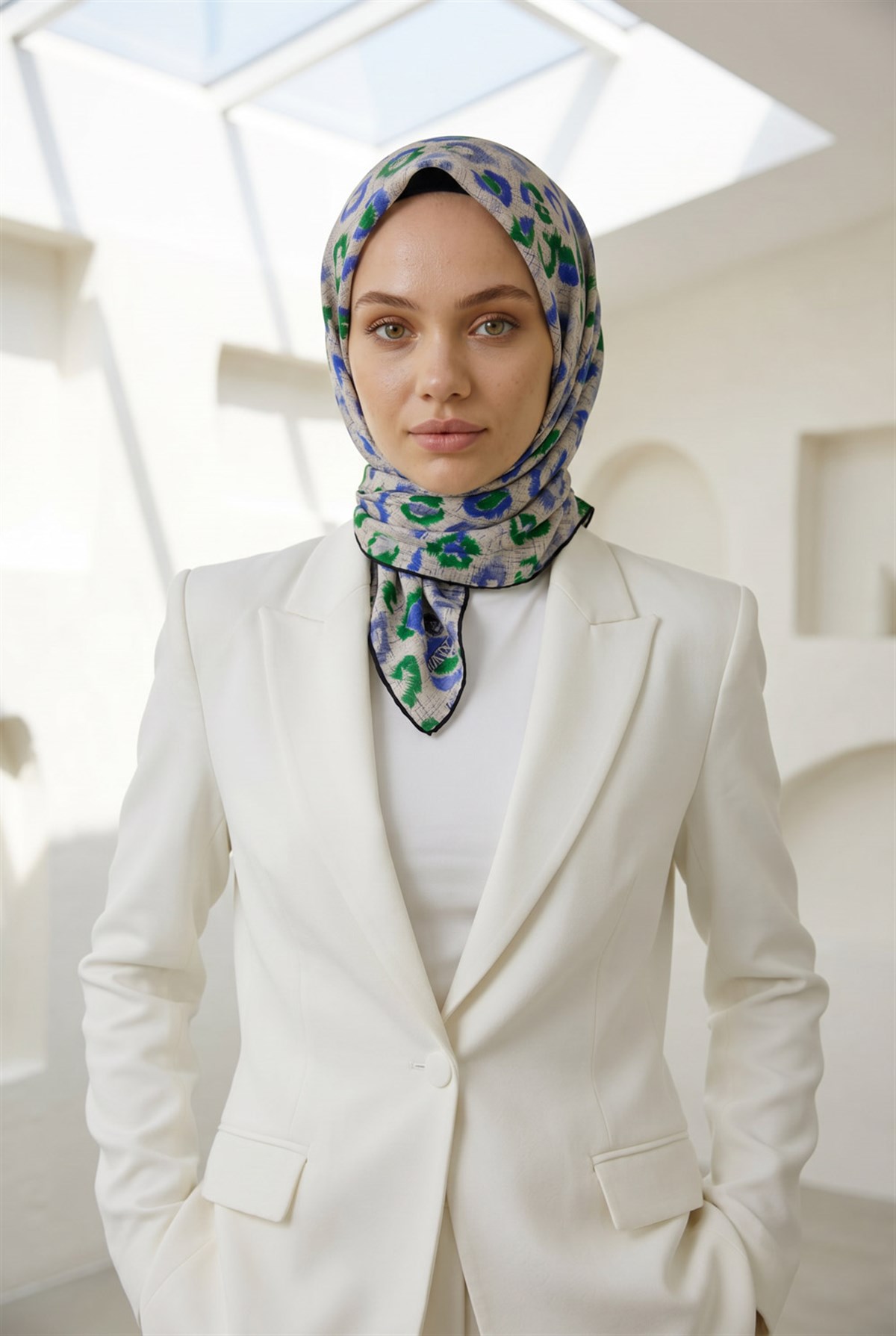 %100 Twill İpek Renkli Leopari Desenli Saks Mavisi - Zümrüt Yeşili Renkli 90x90 Eşarp Kenar Dikiş Şekli El Dikişli