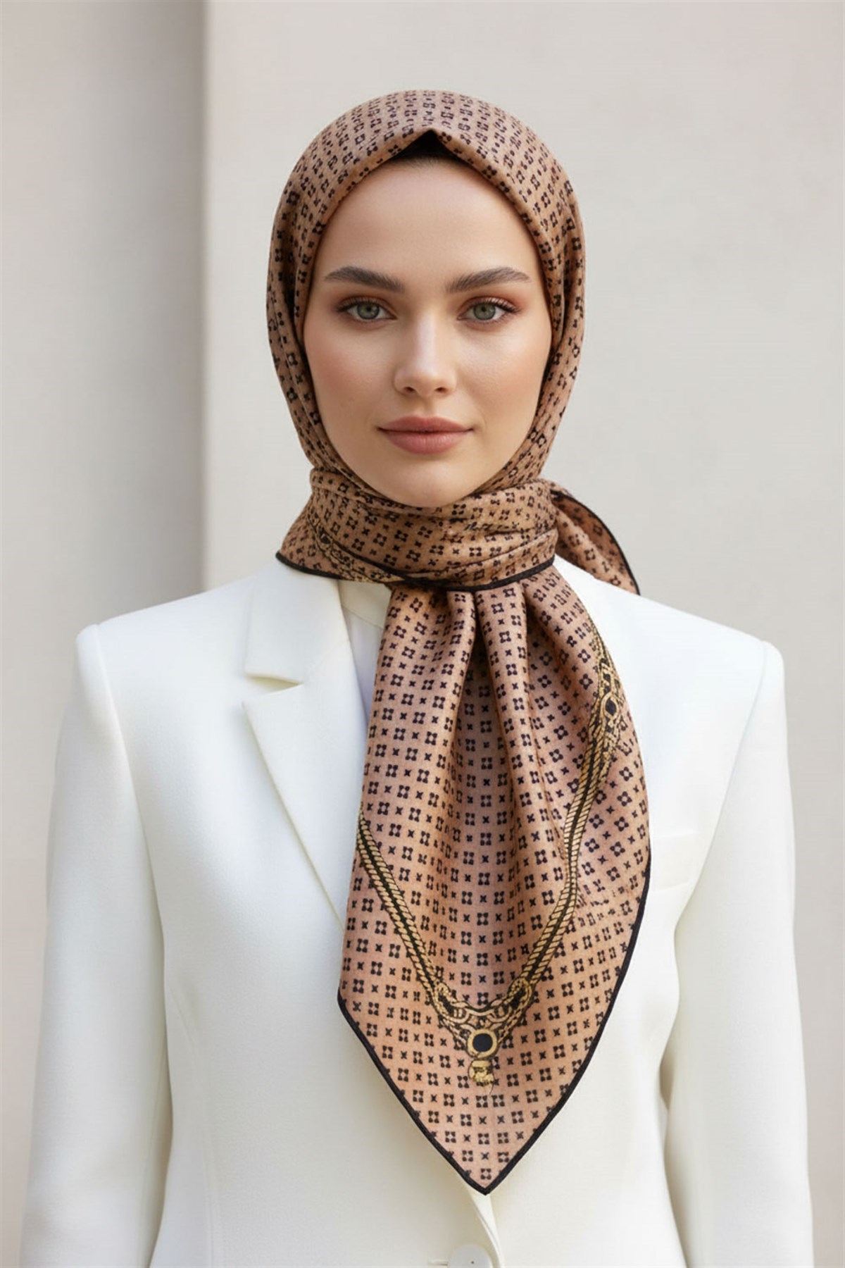%57 İPEK %43 VİSKON Twill İpek Zincir Desenli Bakır - Siyah Renkli 90x90 Eşarp Dikim Şekli : El Dikişi