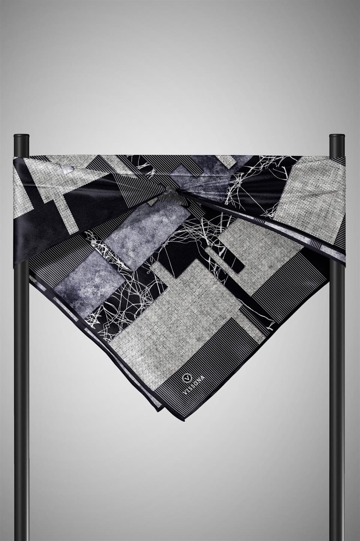 %100 Twill İpek Geometrik Desenli Siyah - Gri Renkli 90x90 Eşarp Dikim Şekli : El Dikişi