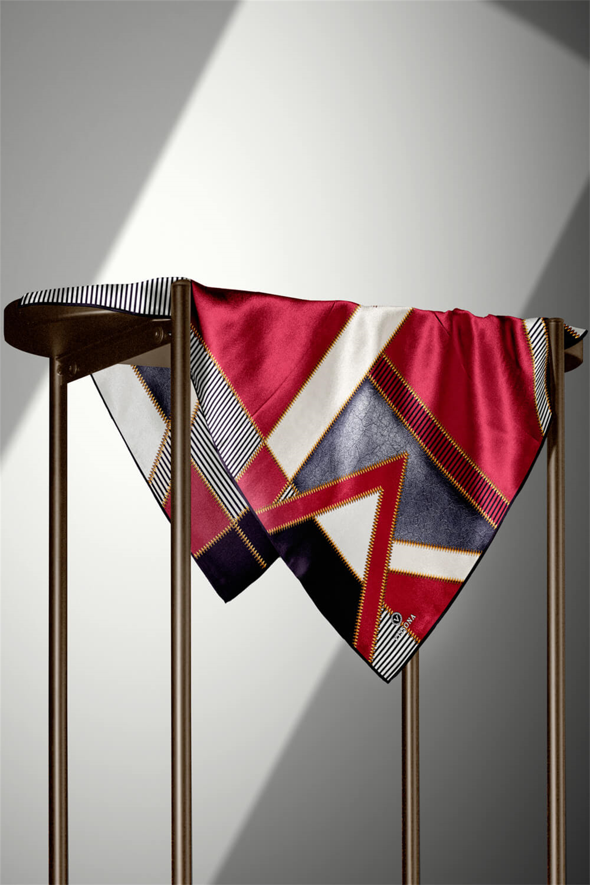 % 57 İPEK % 43 VİSKON Twill İpek Geometrik Desenli Bordo - Siyah Renkli 90x90 Eşarp Dikim Şekli : El Dikişi