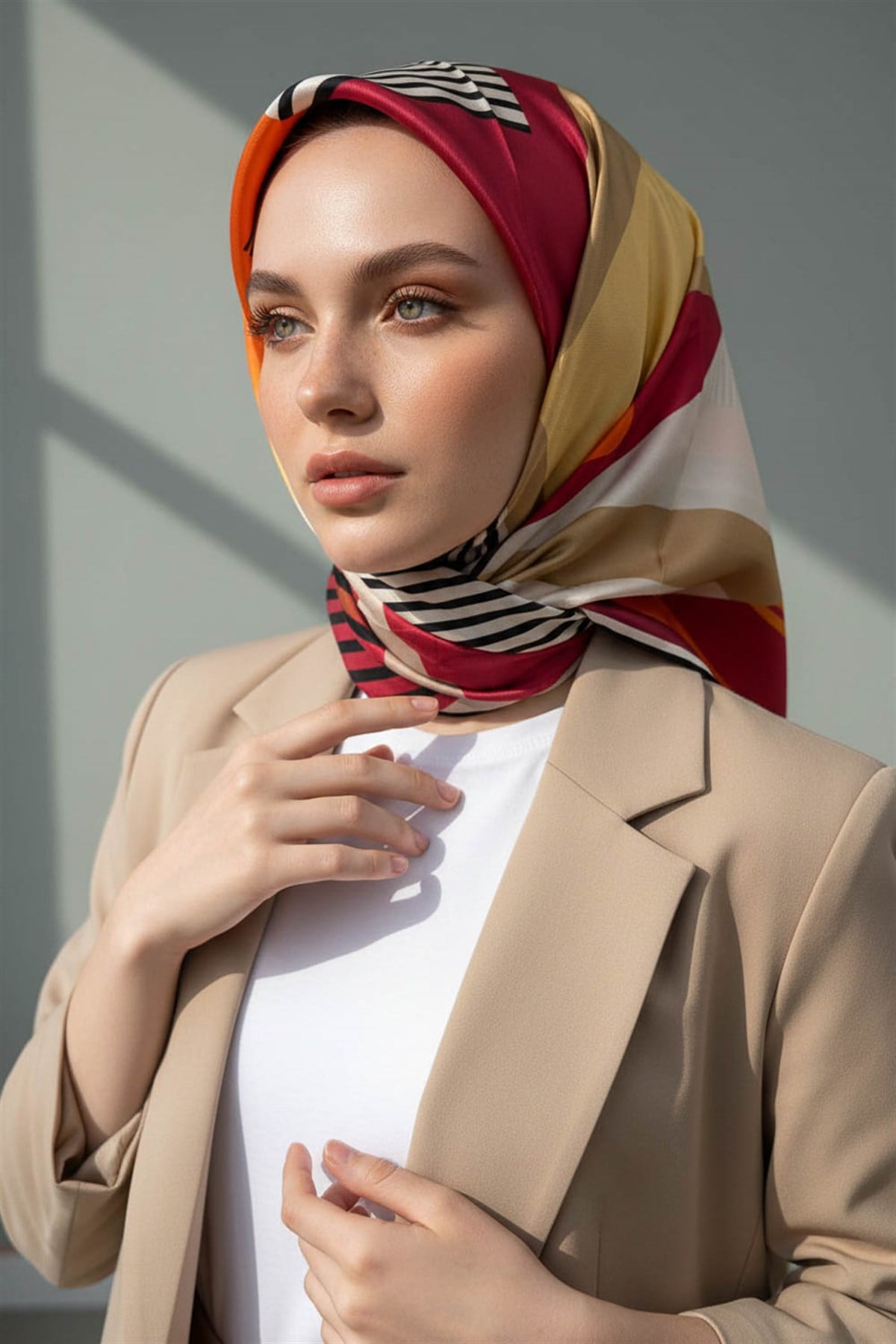 100% Twill İpek Geometrik Desenli Taba - Bej Renkli 90x90 Dikim Şekli : El Dikişi Eşarp