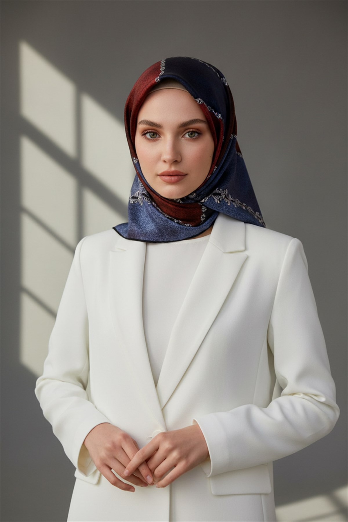 %100 Twill İpek Geometrik Desenli İndigo - Bordo Renkli 90x90 Eşarp Dikim Şekli : El Dikişi
