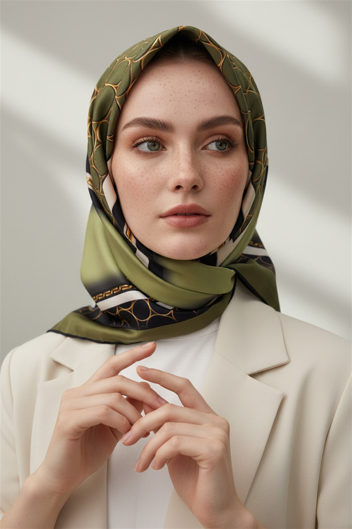%100 Twill İpek Gold Halka Desenli Haki - Siyah Renkli 90x90 Eşarp Dikim Şekli : El Dikişi