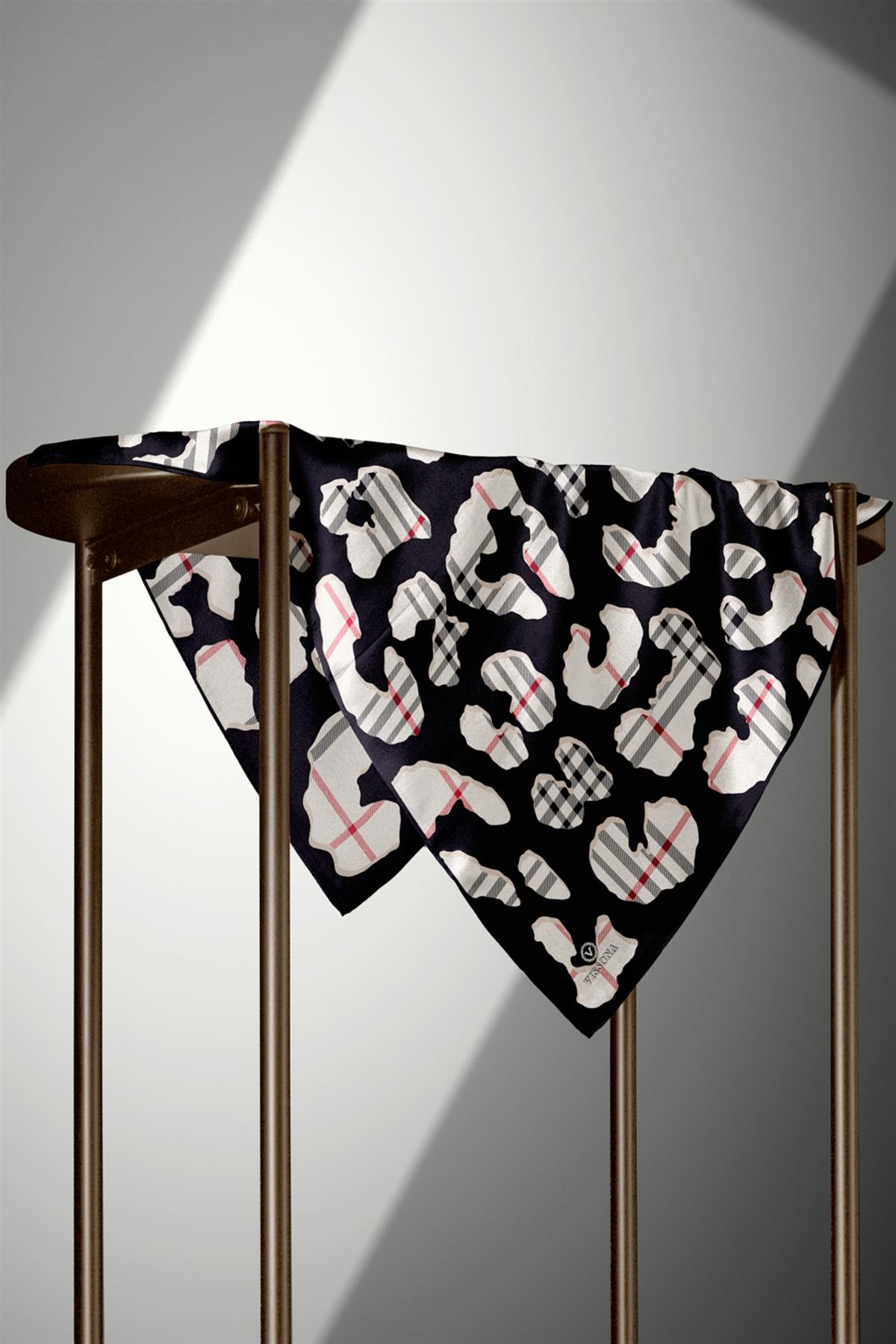 %100 Twill İpek Leopar Desenli Siyah - Krem Renkli 90x90 Eşarp Dikim Şekli : El Dikişi