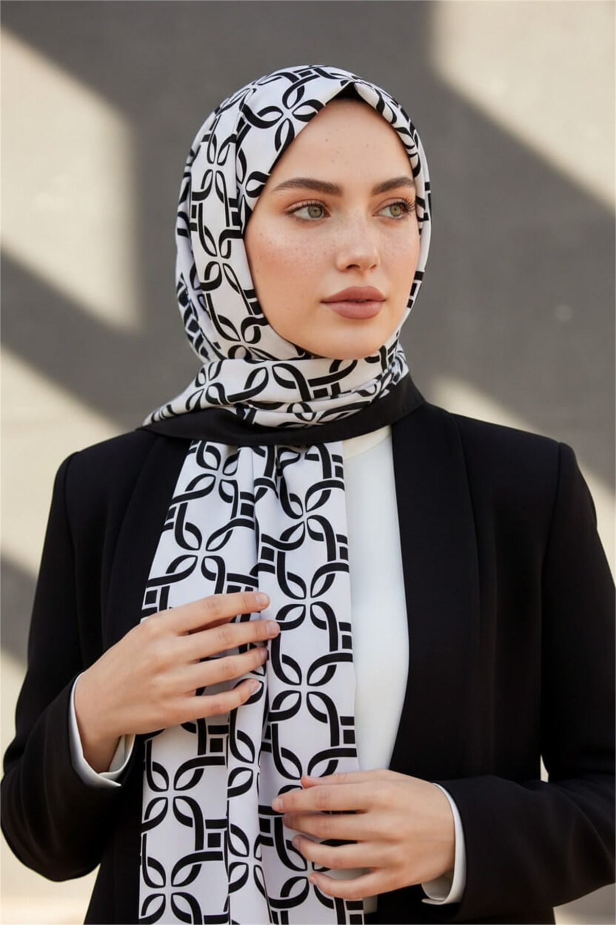 KREP GEOMETRİK DESENLİ SİYAH - BEYAZ RENKLİ 75X195 KIRIŞMAZ ŞAL