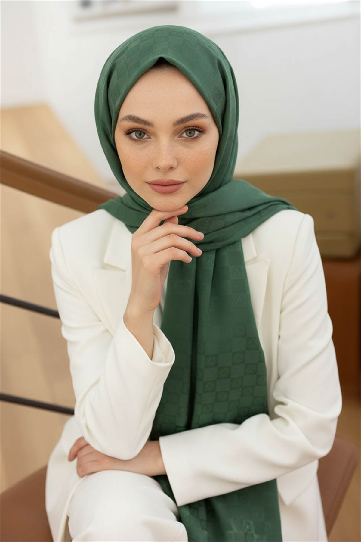 Vissona %57 İPEK %43 PAMUK Monogram Desenli Zümrüt Yeşili Renkli Şal -  70x190 Dikiş Tipi İtalyan Dikişli
