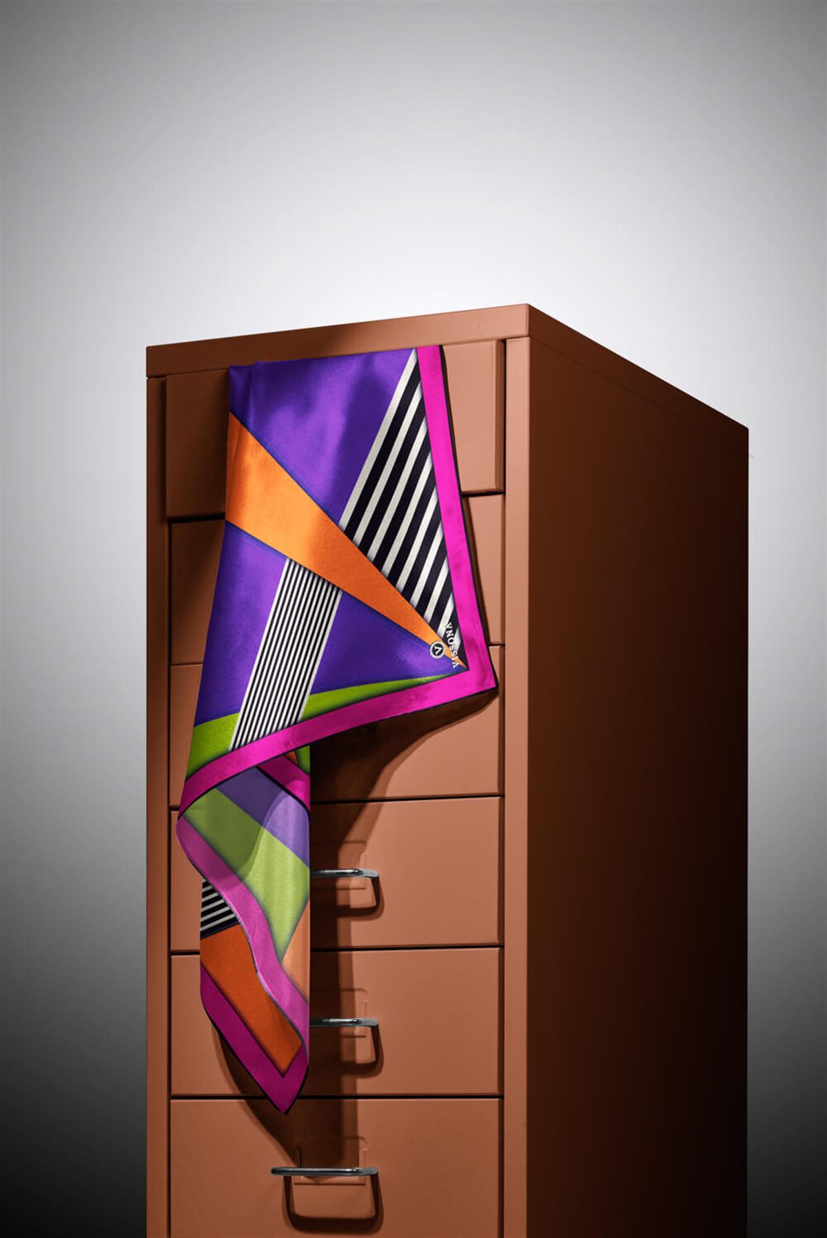 %100 Twill İpek Çizgili ve Geometrik Desenli Fuşya - Turuncu Renkli 90x90 Eşarp Dikim Şekli : El Dikişi