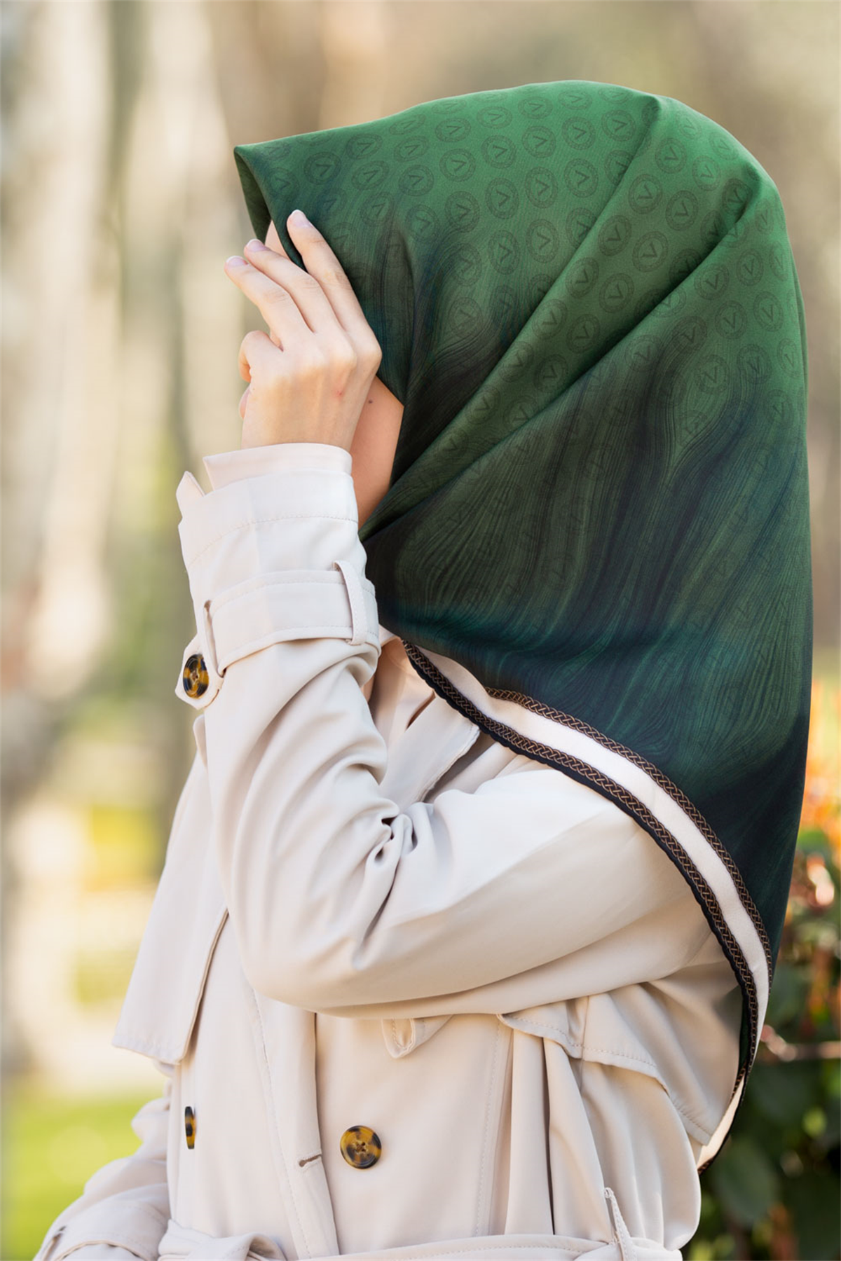 % 57 İPEK % 43 VİSKON Twill İpek Monogram Desenli Zümrüt Yeşili Renkli 90x90 Dikim Şekli : El Dikişi Eşarp