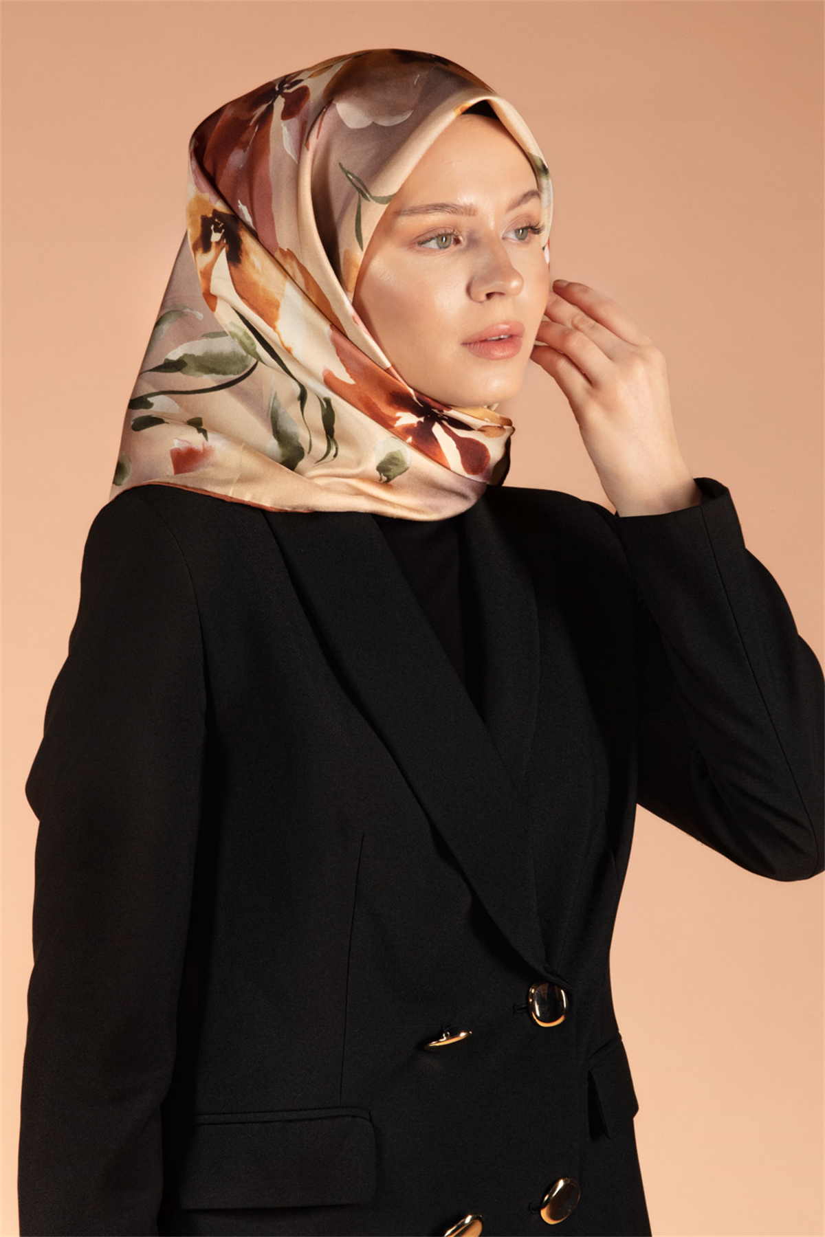 %100 Twill İpek Çiçek Desenli Gold - Taba Renkli 90x90 Dikim Şekli : El Dikişi Eşarp