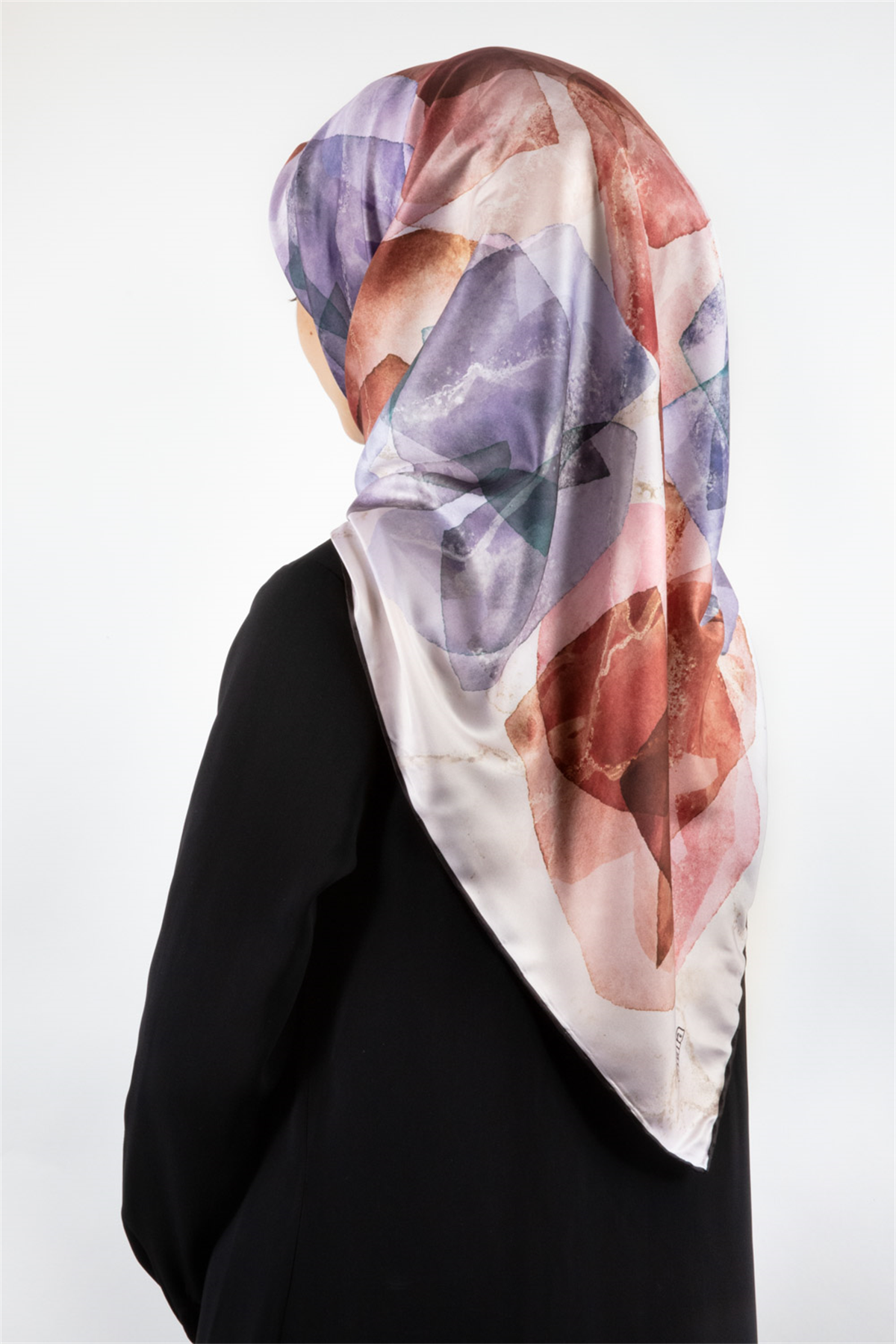 Twill Mermer Efektli Geometrik Desenli Pudra - Bebe Mavisi Renkli 90x90 Eşarp (İpek İçermez) Dikim Şekli : El Dikişi