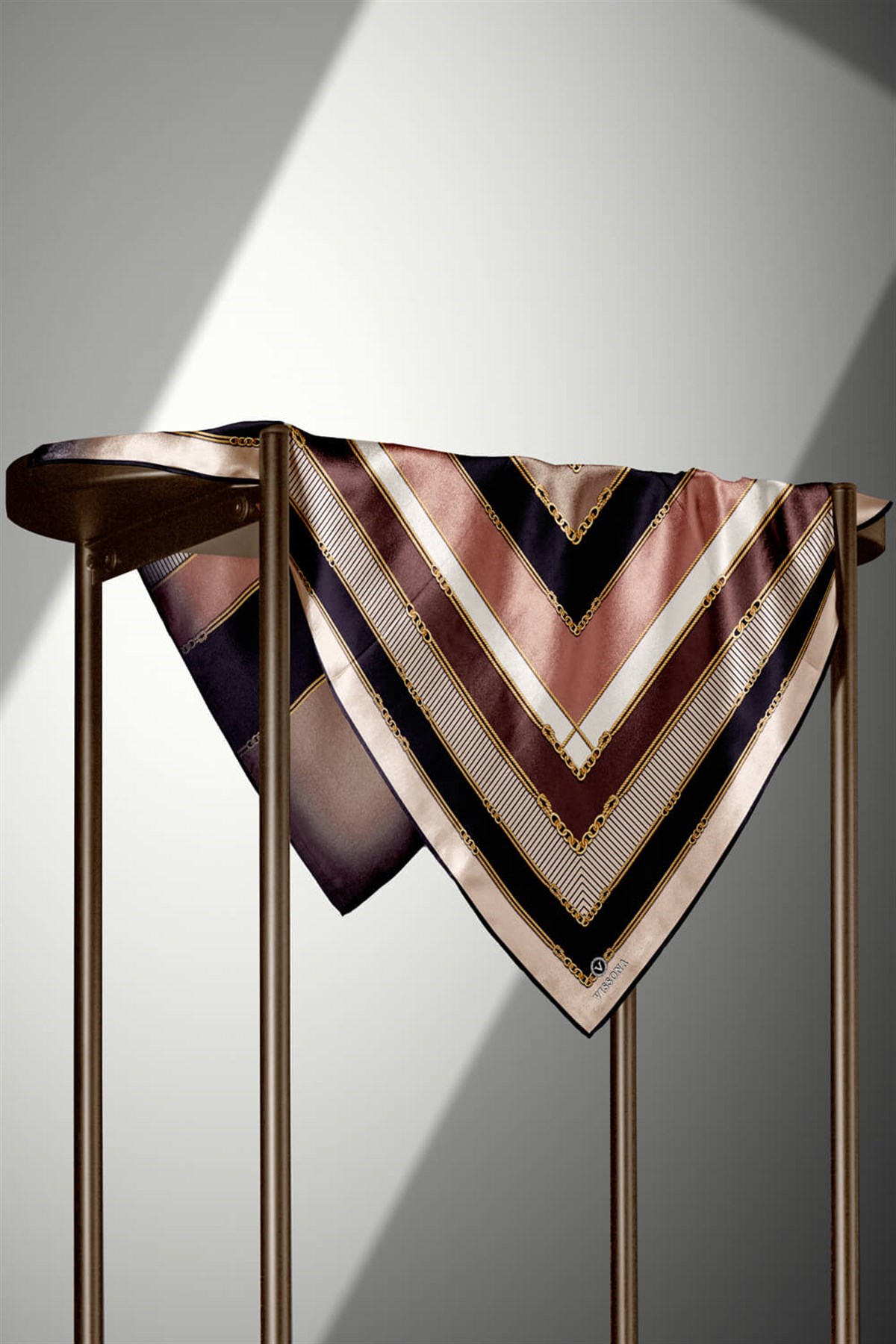 %100 Twill İpek Zincir Detaylı Geometrik Desenli Bej - Vizon Renkli 90x90 Eşarp Dikim Şekli : El Dikişi