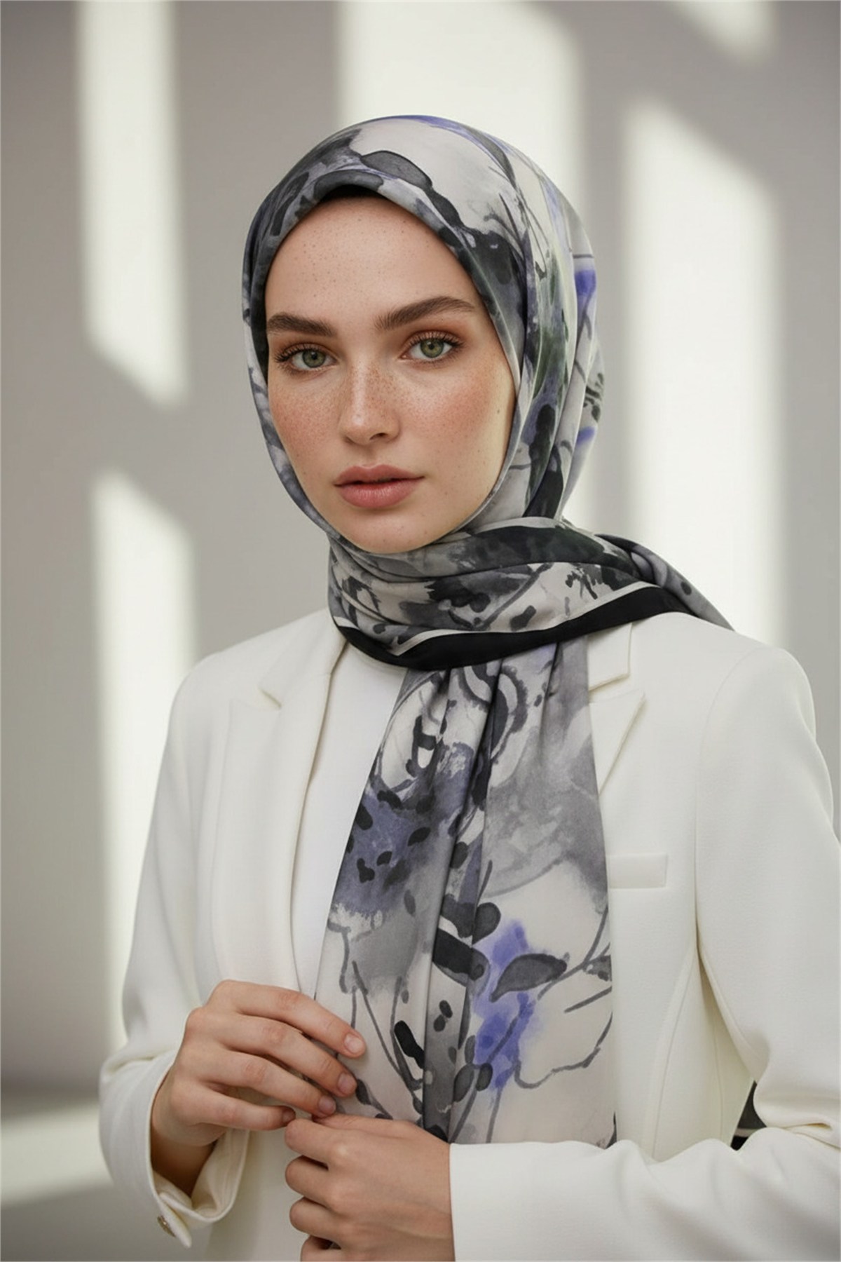 KREP SULU BOYA YAPRAK DESENLİ GRİ - İNDİGO RENKLİ 75X195 KIRIŞMAZ ŞAL