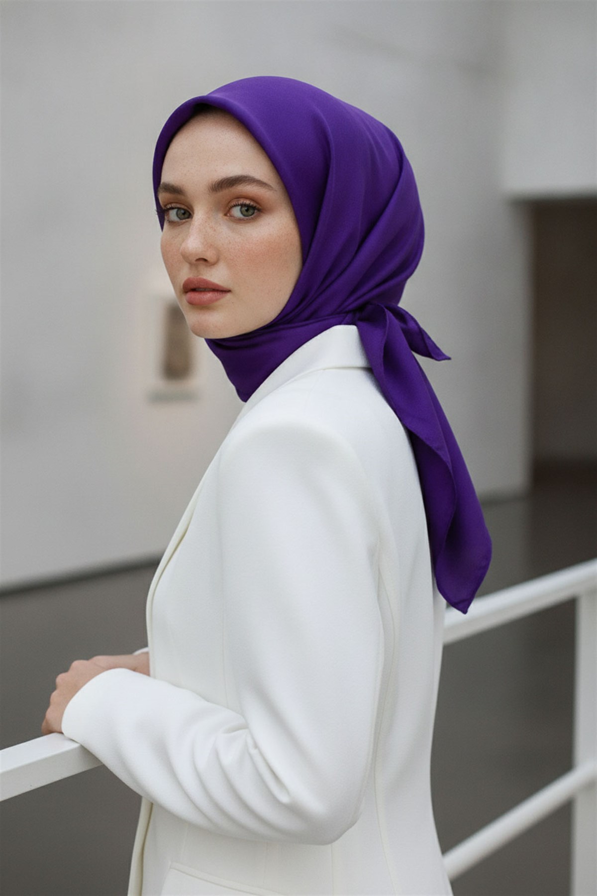 %100 Twill İpek Düz Mor Renkli Daha Tok Exclusive Serisi 90x90 Eşarp Dikim Şekli : El Dikişi