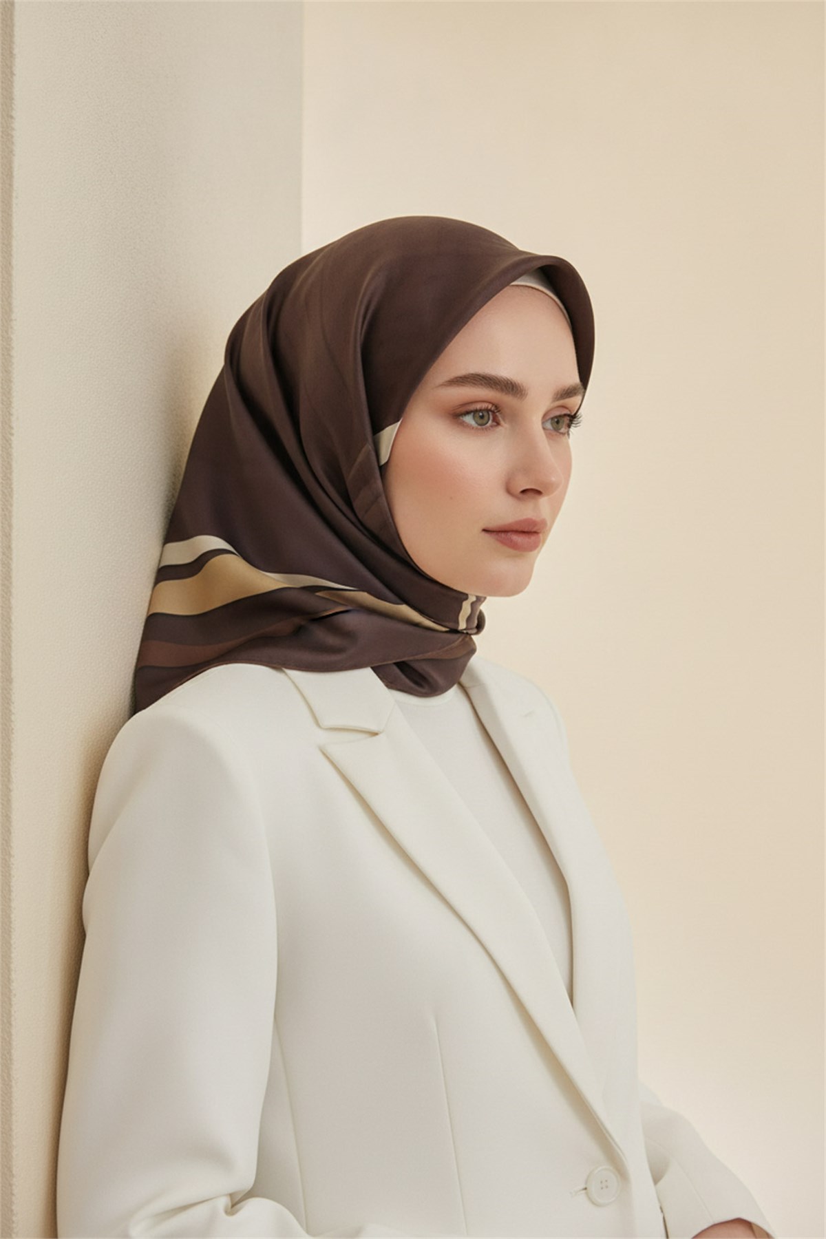 %100 Twill İpek Degrade Desenli Kahverengi Renkli 90x90 Eşarp Dikim Şekli : El Dikişi