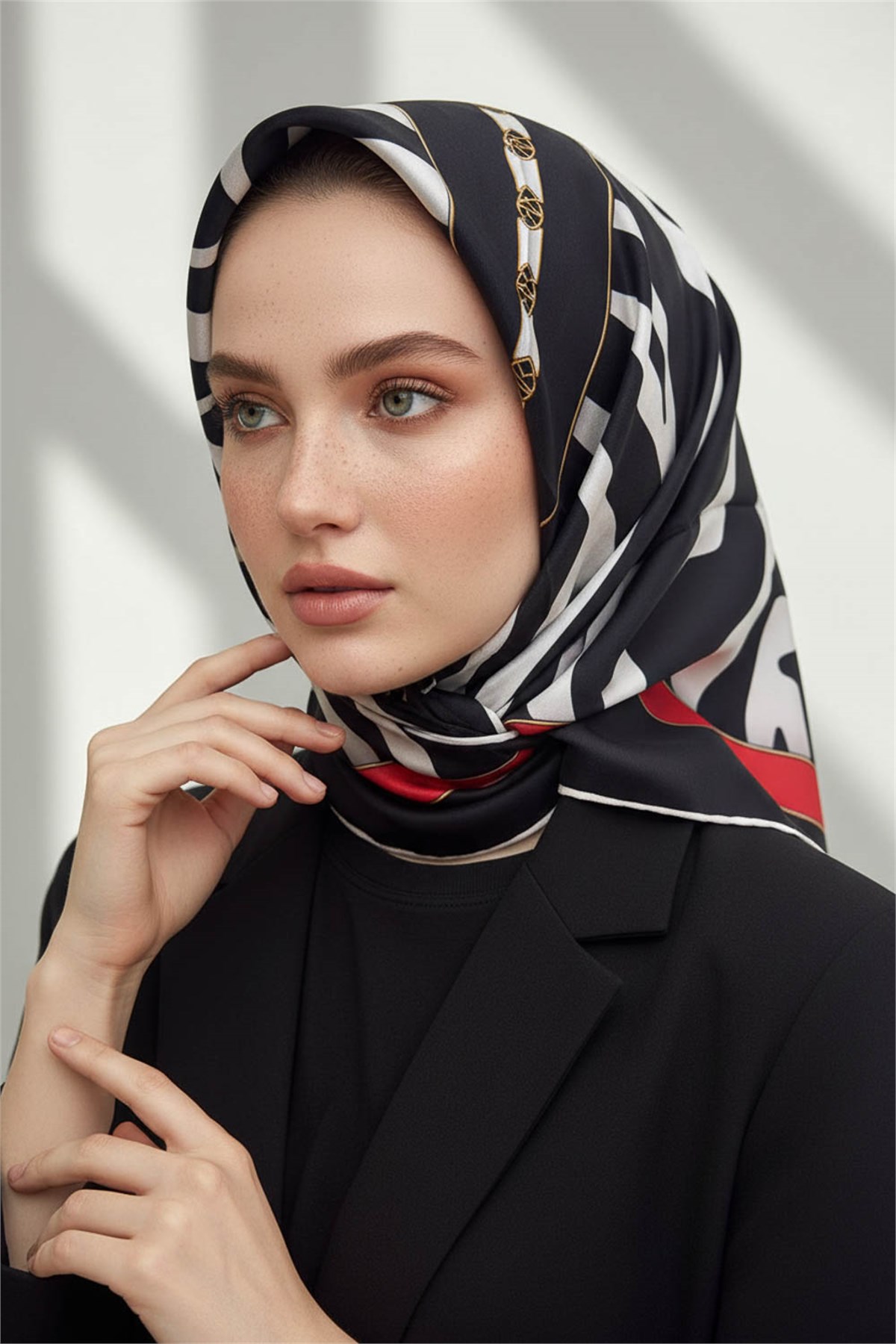 %100 Twill İpek Zebra Desenli Siyah - Kırmızı Renkli 90x90 Eşarp Kenar Dikiş Şekli El Dikişli