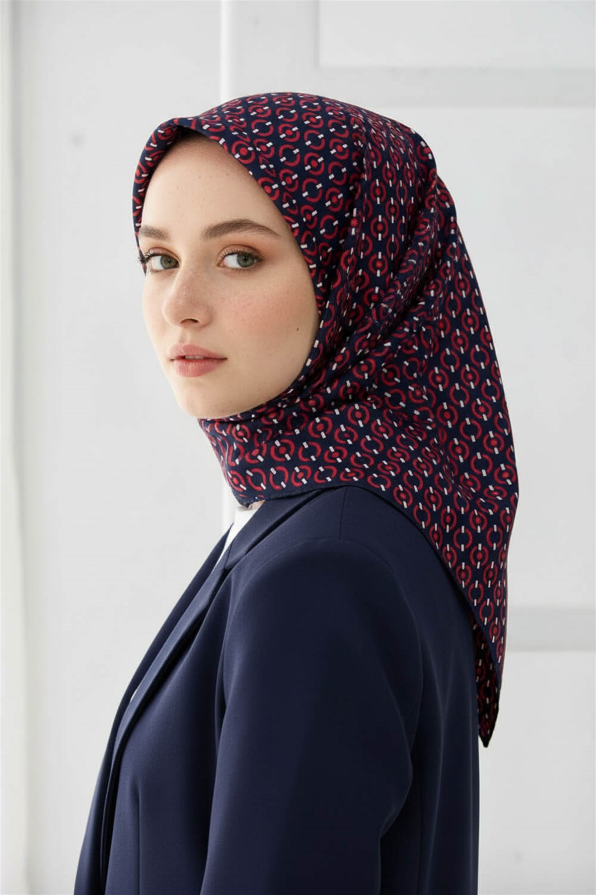 %100 Twill İpek Zincir Desenli Lacivert - Kırmızı Renkli 90x90 Eşarp Kenar Dikiş Şekli El Dikişli