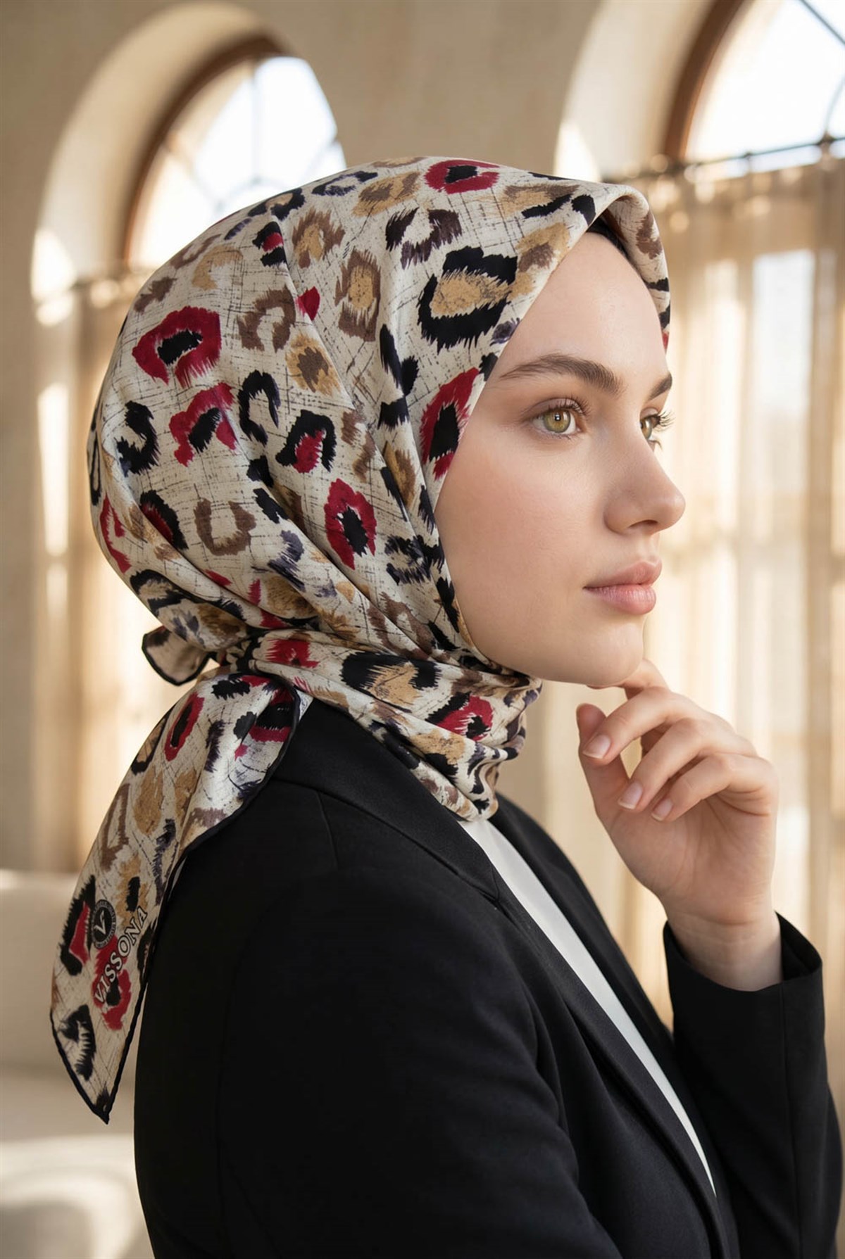 %100 Twill İpek Renkli Leopari Desenli Kırmızı - Siyah Renkli 90x90 Eşarp Kenar Dikiş Şekli El Dikişli