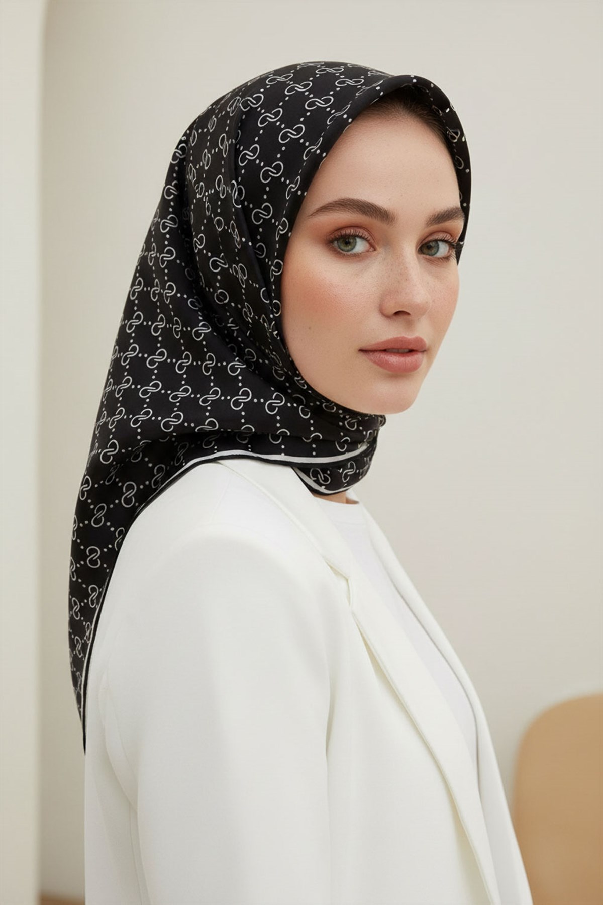%57 İPEK %43 VİSKON Twill İpek Minimal  Desenli Siyah - Beyaz Renkli 90x90 Eşarp Dikim Şekli : El Dikişi