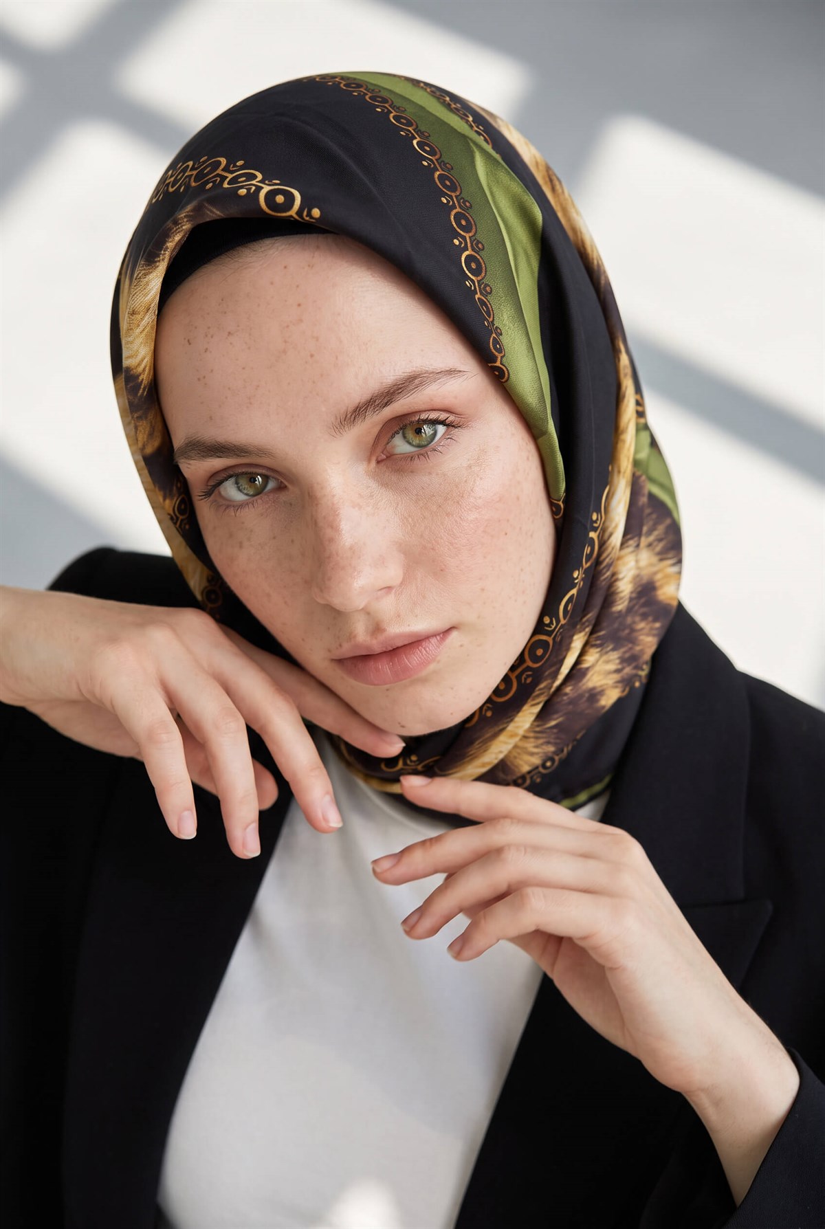 %100 Twill İpek Leopar Desenli Haki - Siyah Renkli 90x90 Eşarp Dikim Şekli : El Dikişi