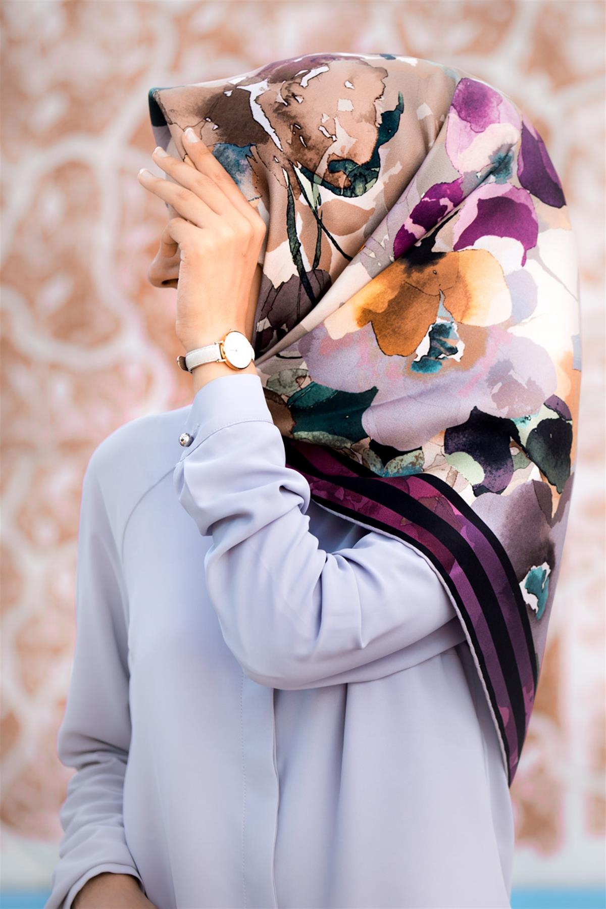 %100 Twill İpek Sulu Boyalı Çiçek Desenli Mor - Vizon Renkli 90x90 Eşarp Dikim Şekli : El Dikişi