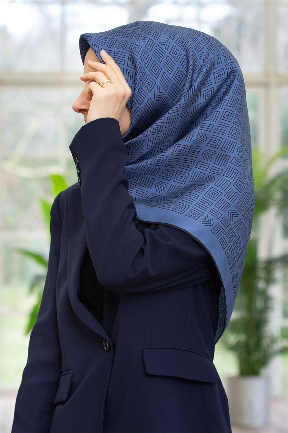 100% Twill İpek Etnik Motif Desenli İndigo - Lacivert Renkli 90x90 Dikim Şekli : El Dikişi Eşarp