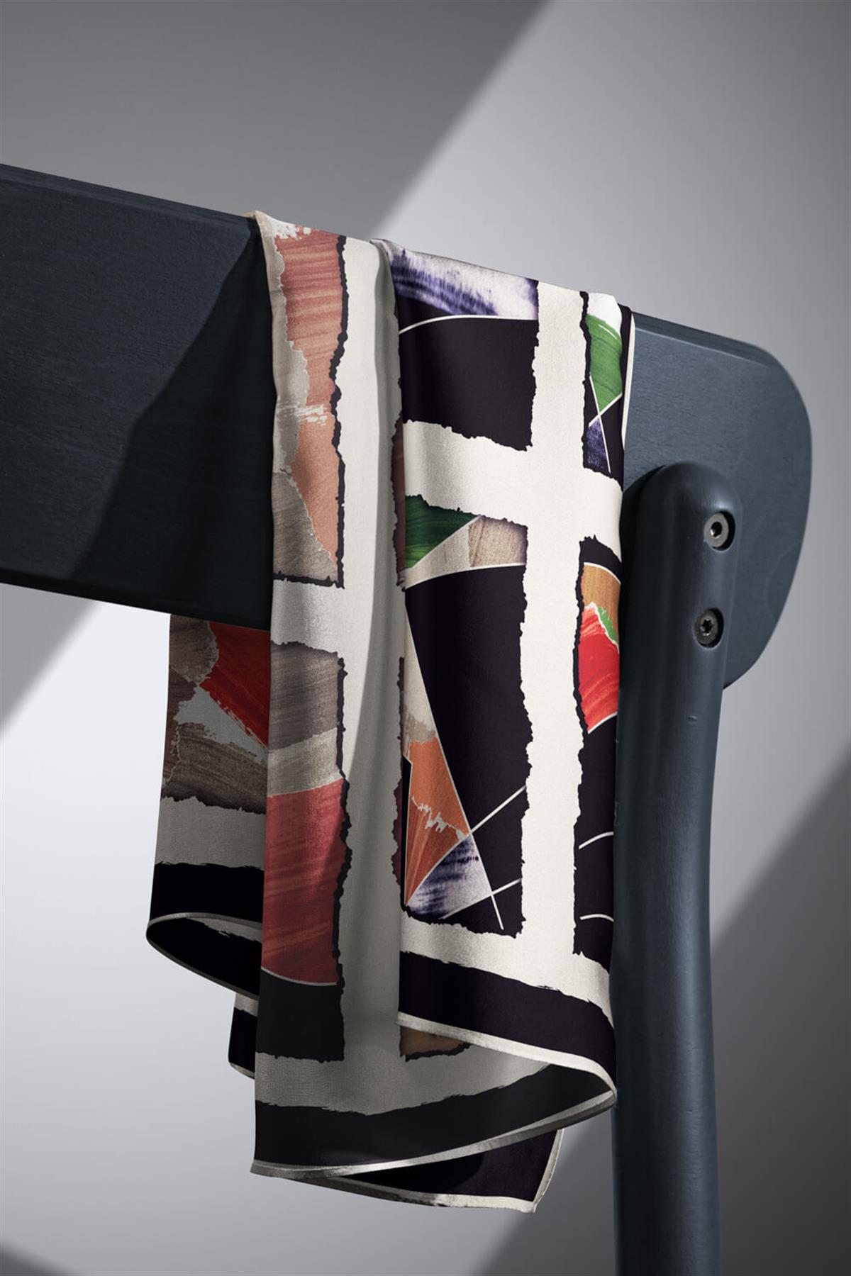 %100 Twill İpek Geometrik Desenli Turuncu - Zümrüt Yeşili Renkli 90x90 Eşarp Dikim Şekli : El Dikişi