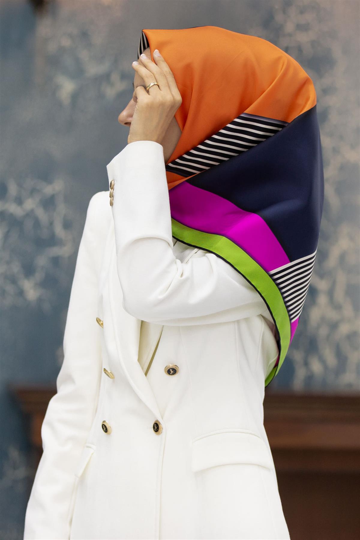 %100 Twill İpek Çizgili ve Geometrik Desenli Turuncu - Fıstık Yeşili Renkli 90x90 Eşarp Dikim Şekli : El Dikişi