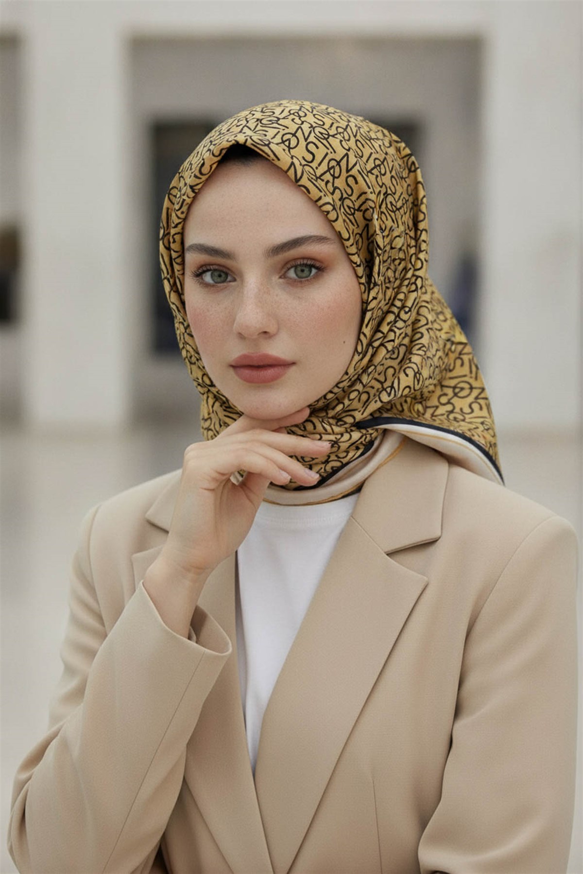 %100 Twill İpek Harf Desenli Gold - Siyah Renkli 90x90 Eşarp Dikim Şekli : El Dikişi