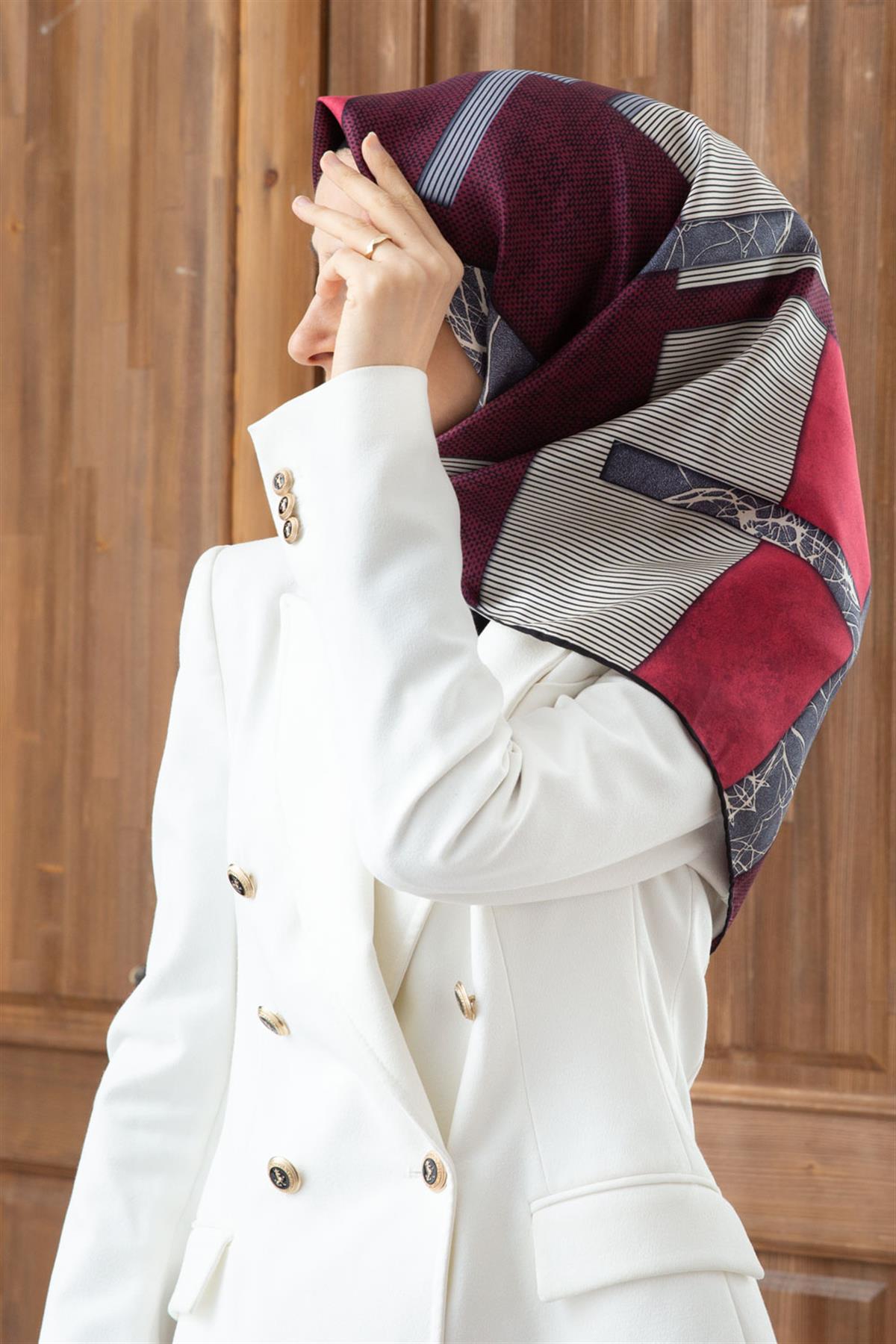 %100 Twill İpek Geometrik Desenli Siyah - Kırmızı Renkli 90x90 Eşarp Dikim Şekli : El Dikişi