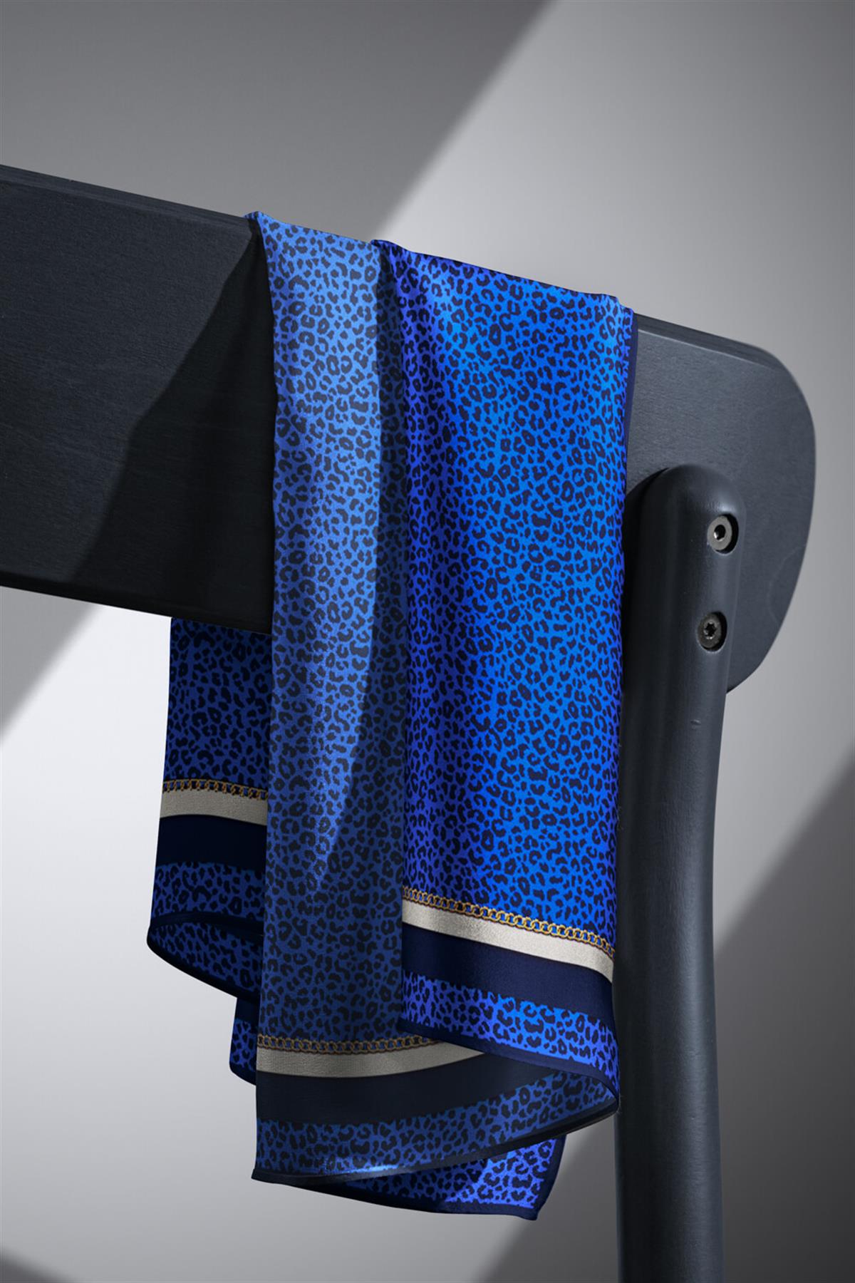 %100 Twill İpek Leopar Desenli Saks Renkli 90x90 Eşarp Dikim Şekli : El Dikişi