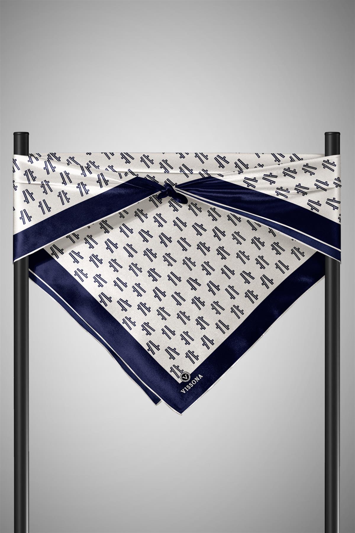 % 57 İPEK % 43 VİSKON Twill İpek Geometrik Desenli Krem - Lacivert Renkli 90x90 Eşarp Dikim Şekli : El Dikişi