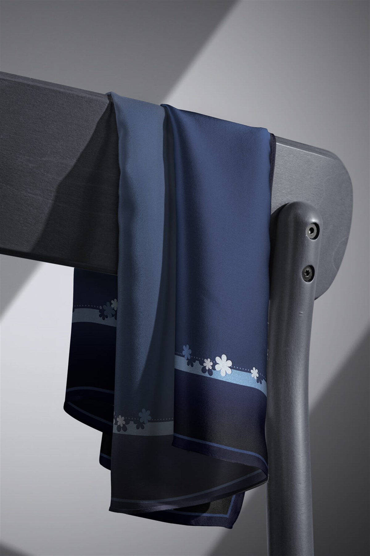 %100 Twill İpek Kenar Motifi Çiçek Desenli İndigo - Lacivert Renkli 90x90 Eşarp Dikim Şekli : El Dikişi