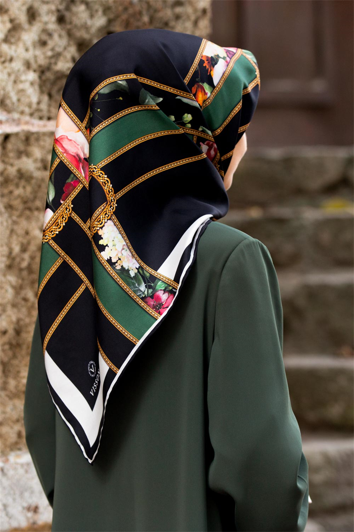 % 57 İPEK % 43 VİSKON Twill İpek Şeritleri Kemerli Ve Çiçek Desenli Zümrüt Yeşili - Siyah Renkli 90x90 Eşarp Dikim Şekli : El Dikişi