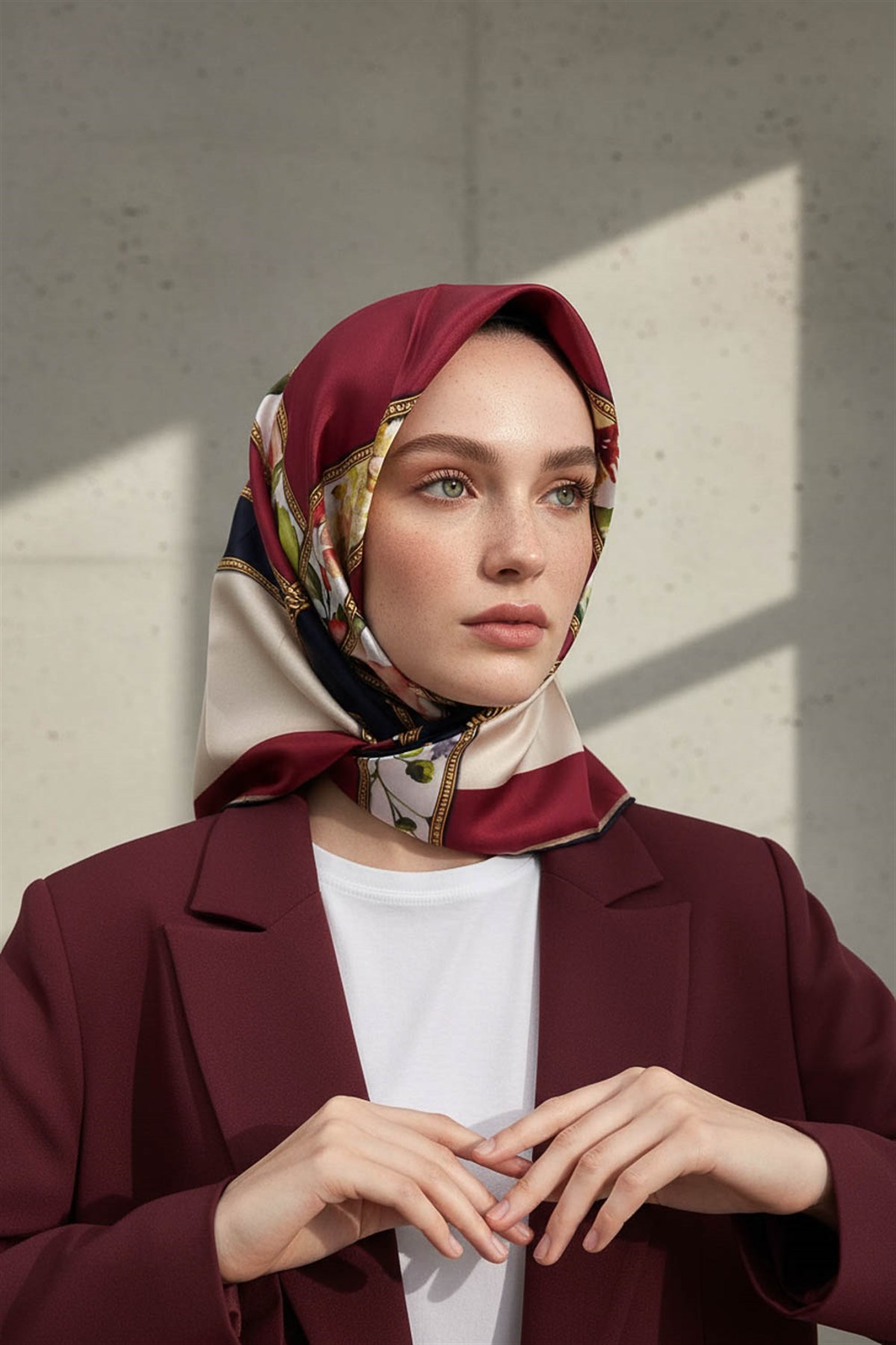 100% Twill İpek Şeritli Çiçek Desenli Bordo - Lacivert Renkli 90x90 Dikim Şekli : El Dikişi Eşarp