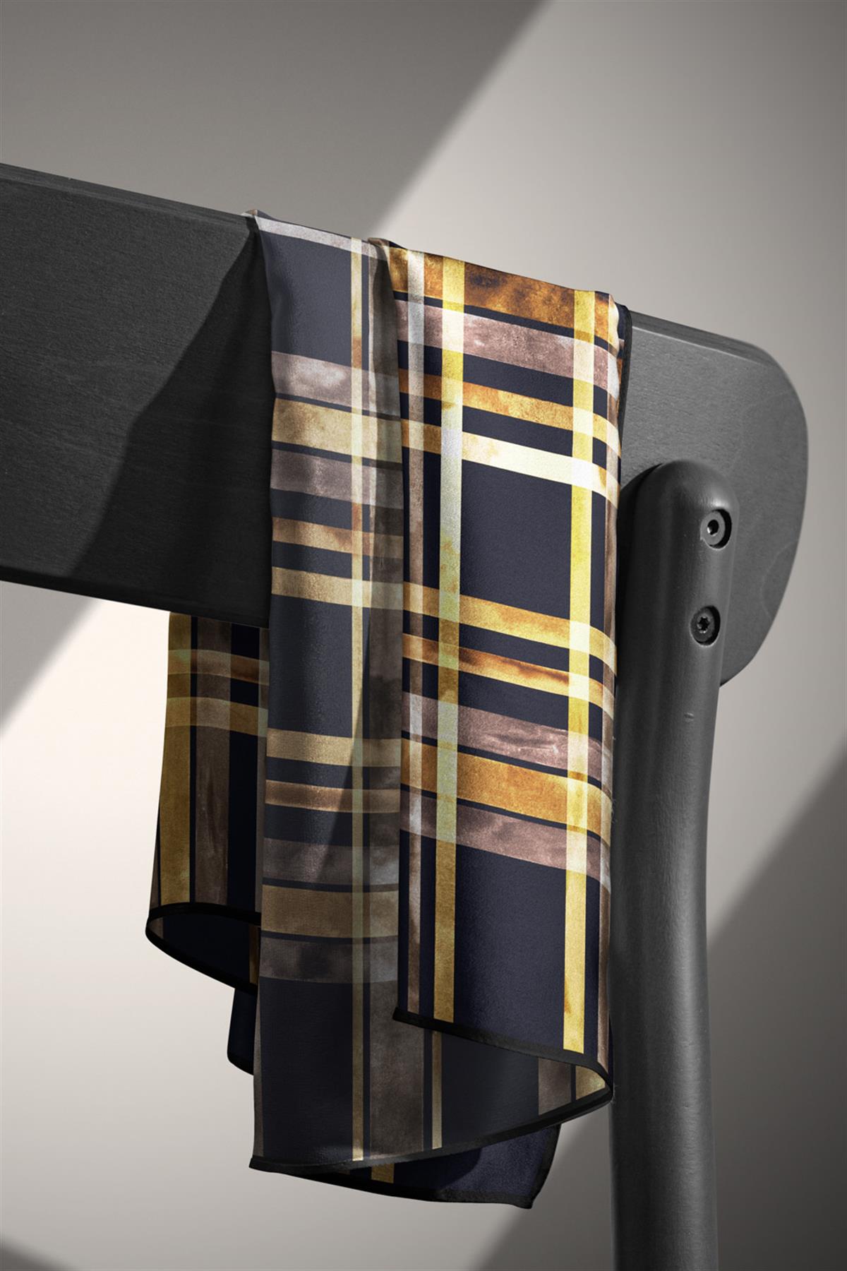 %100 Twill İpek Ekose Desenli Siyah - Gold  Renkli 90x90 Eşarp Kenar Dikiş Şekli El Dikişli