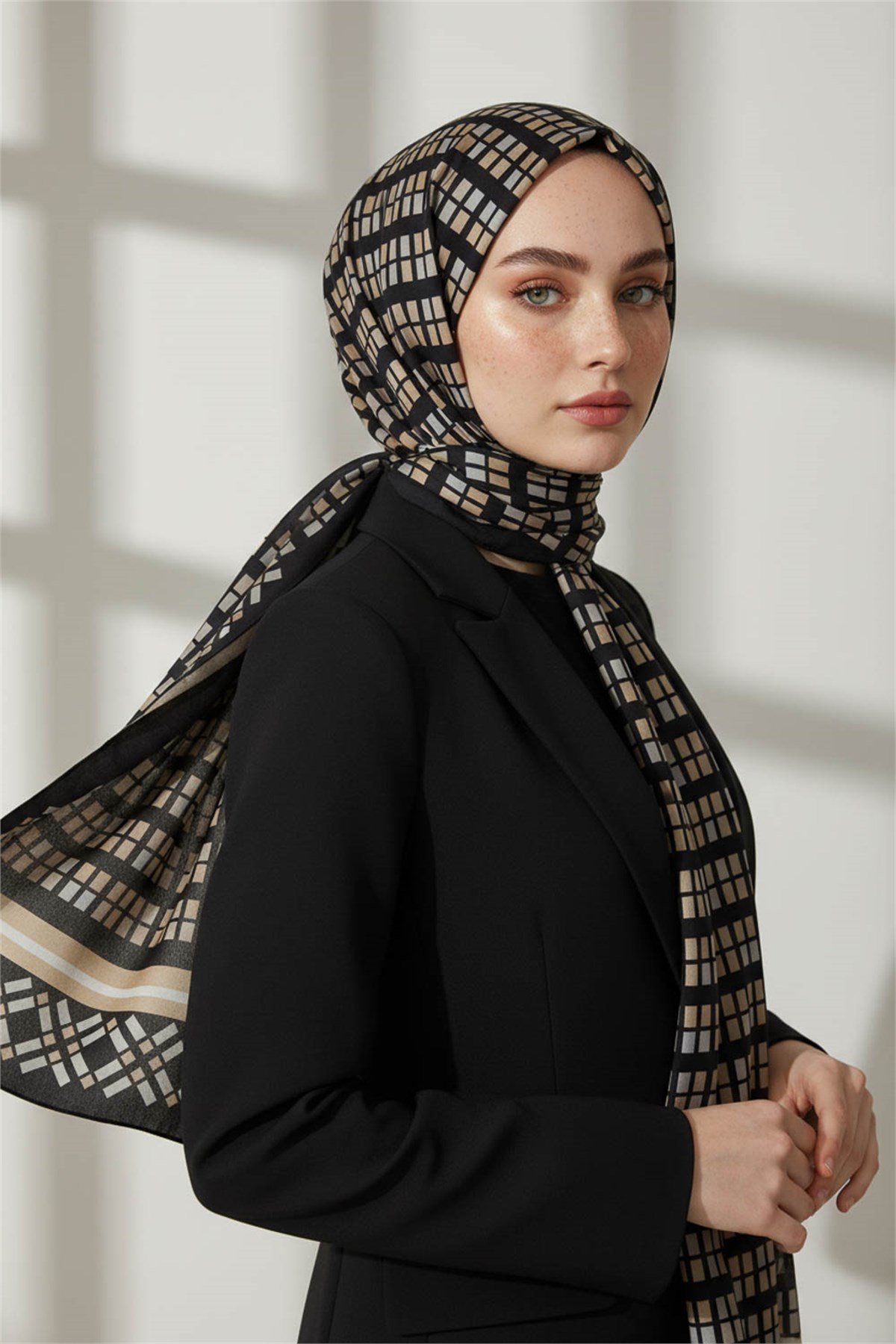 KREP KARE DESENLİ GRİ RENKLİ 75X195 KIRIŞMAZ ŞAL