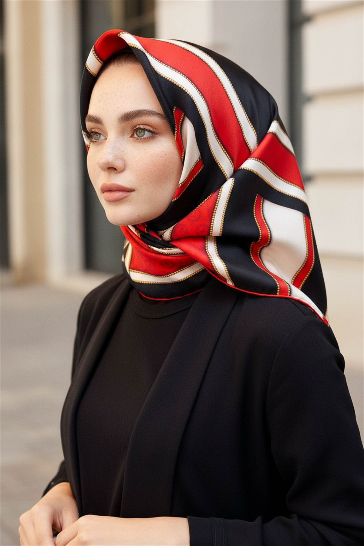 %100 Twill Geometrik Monogram Desenli Siyah - Kırmızı Renkli 90x90 Eşarp Kenar Dikiş Şekli : El Dikişli