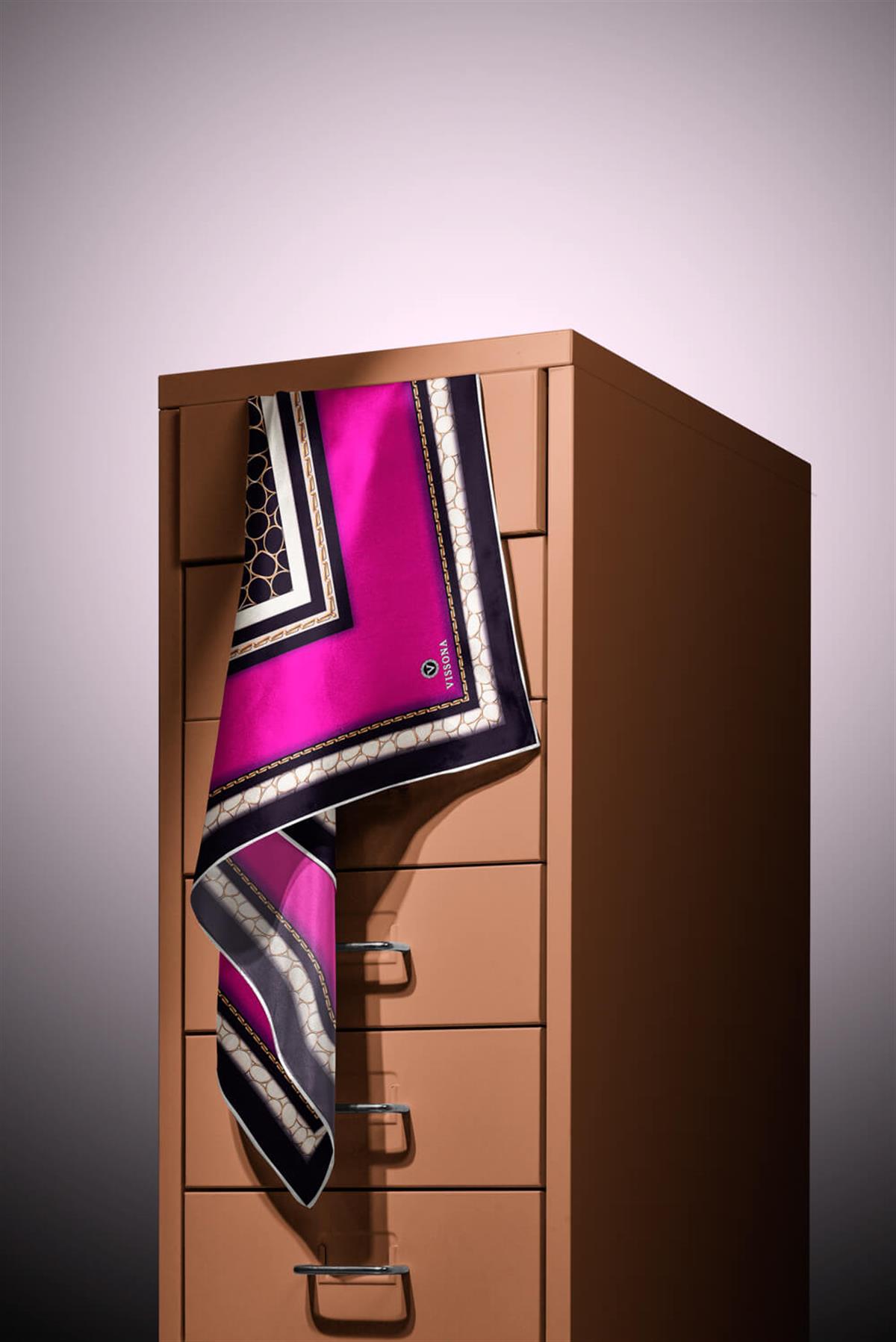 %100 Twill İpek Gold Halka Desenli Fuşya - Siyah Renkli 90x90 Eşarp Dikim Şekli : El Dikişi